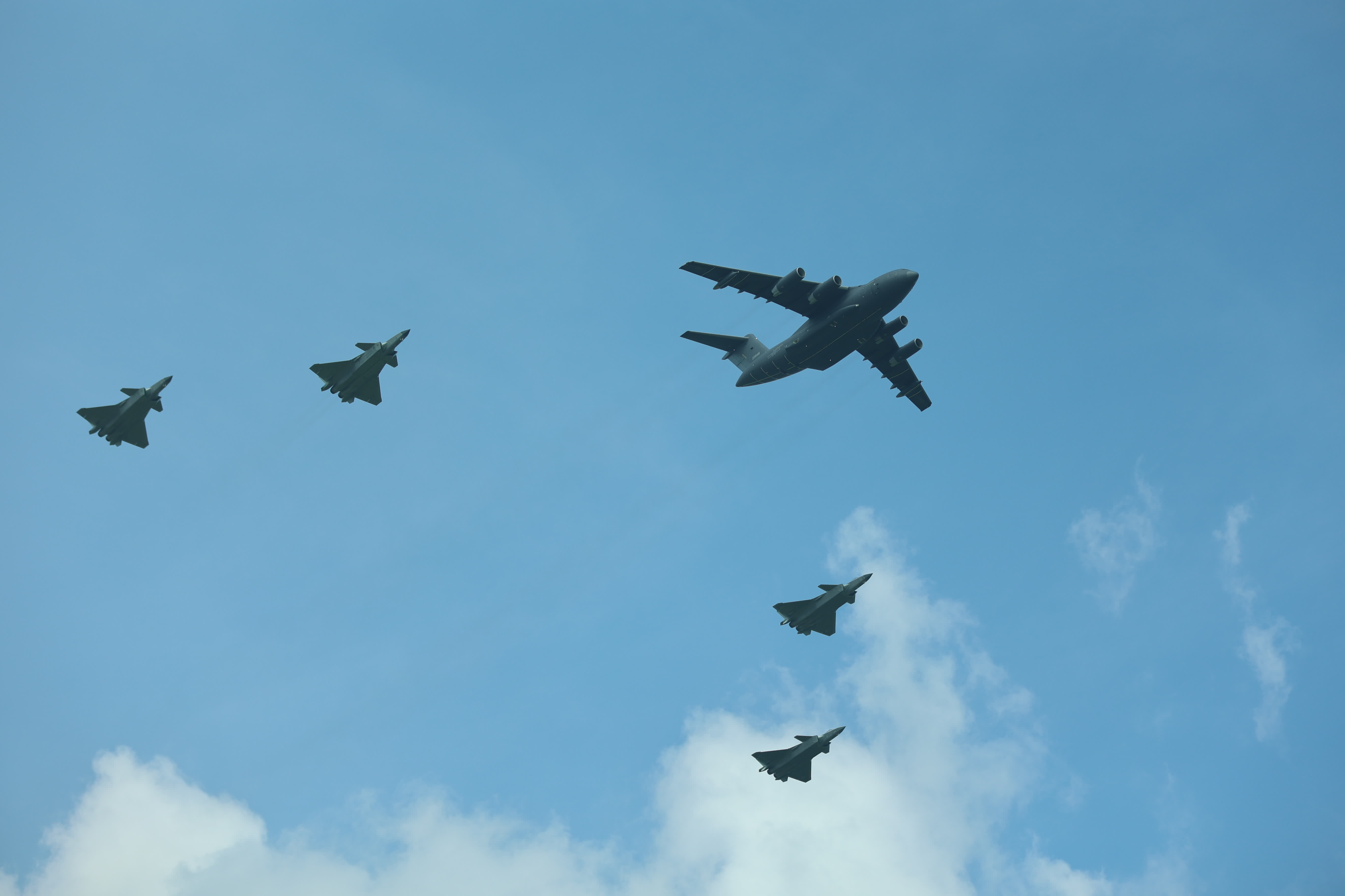 運油-20與4架殲-20戰機通場。（盧冶攝）