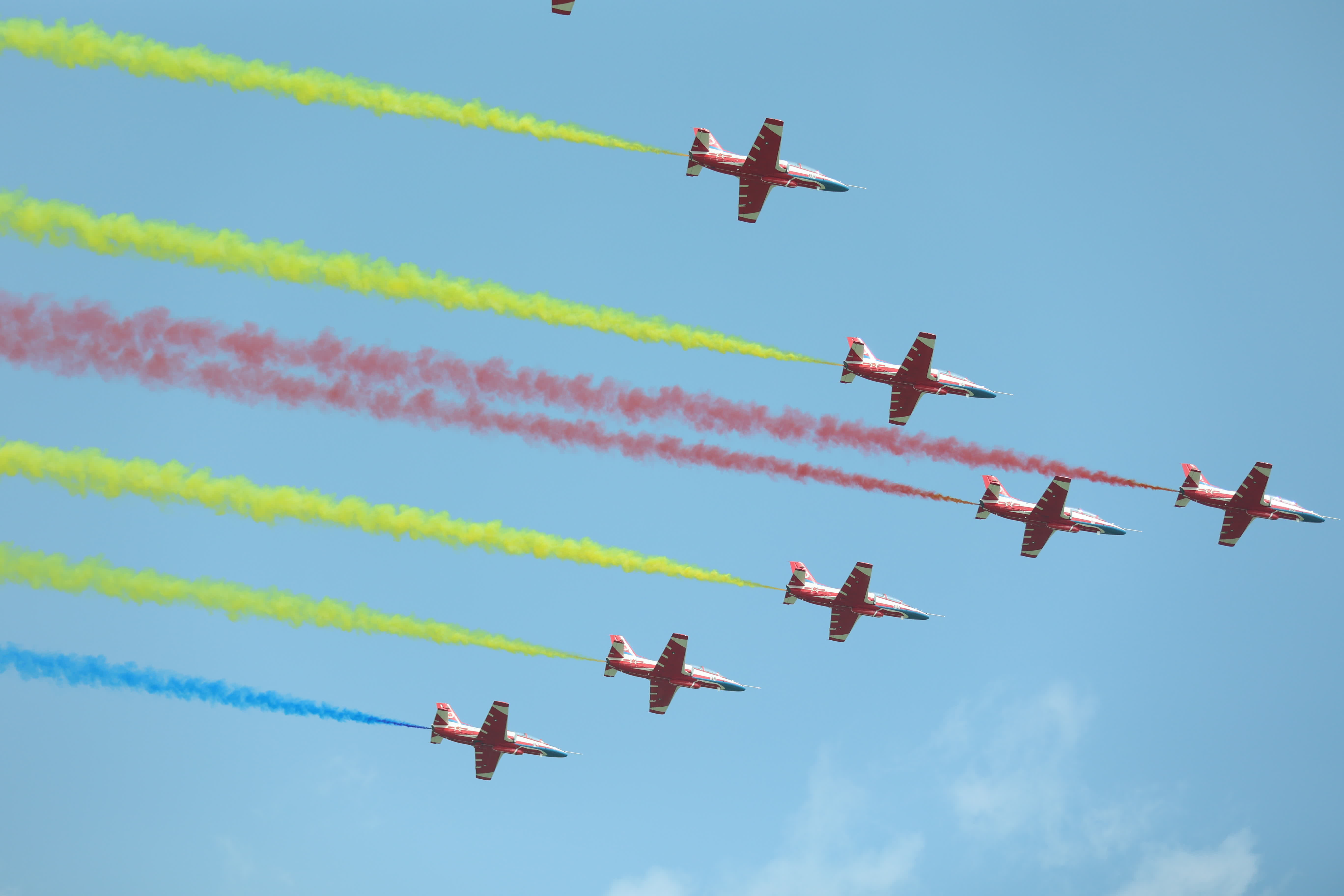 「紅鷹」飛行表演隊使用的是教－8飛機，是我國自主研製生產的教練機。（盧冶攝）