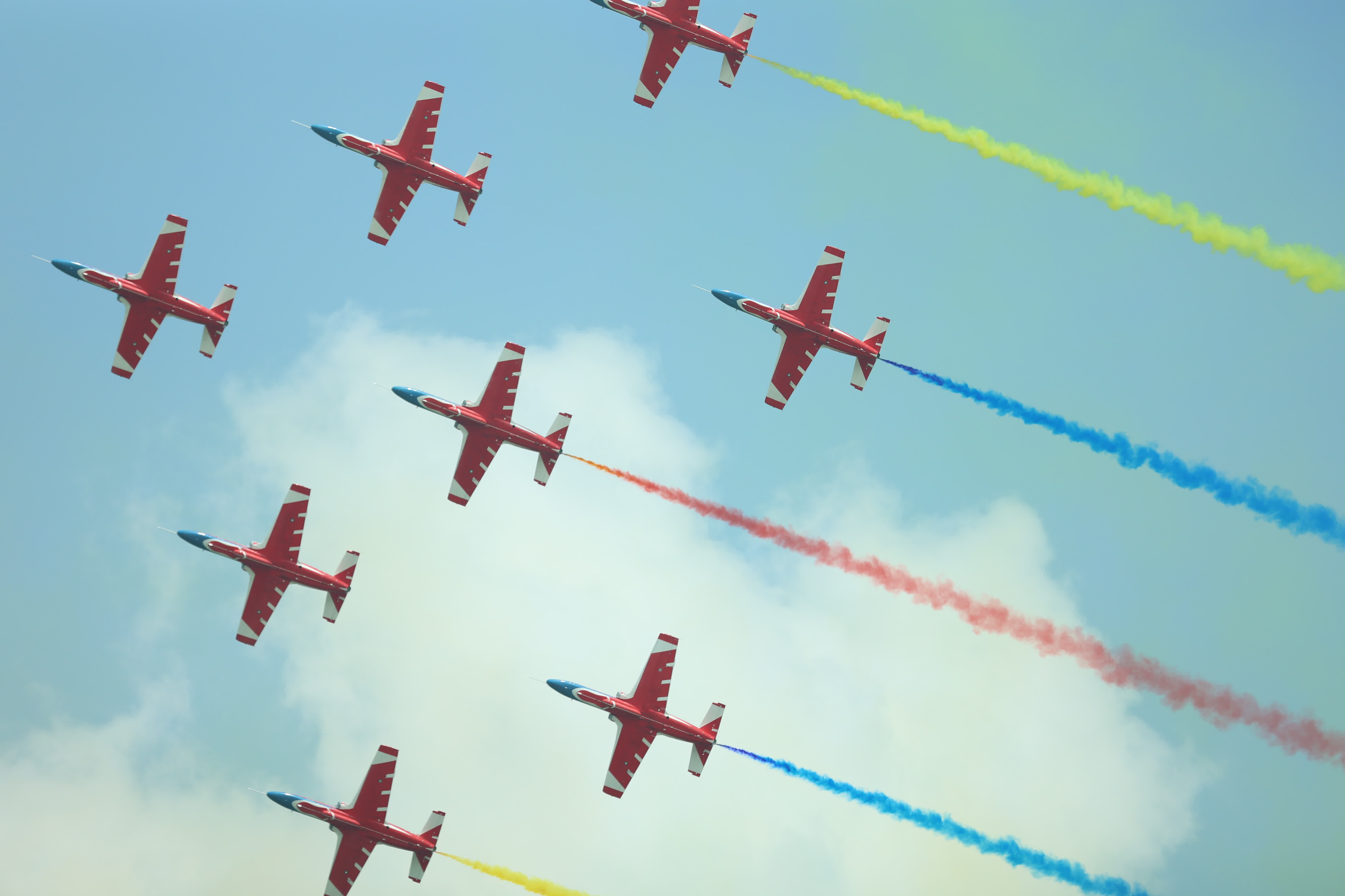 八機鑽石斤鬥是「紅鷹」飛行表演隊招牌動作，這個動作飛機速度大、載荷大。（盧冶攝）