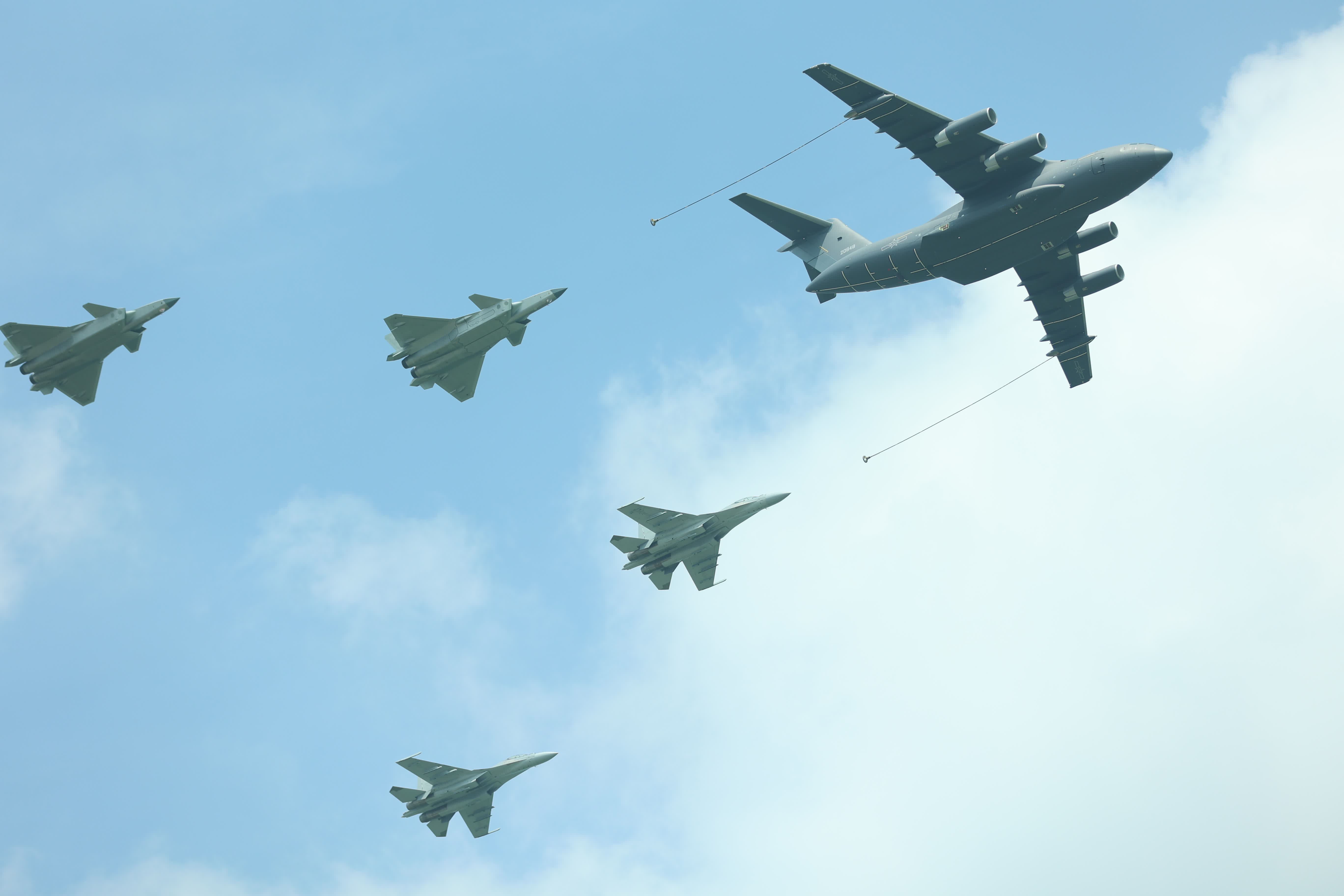 一架運油-20、兩架殲-20、兩架殲-16同框飛過。（盧冶攝）