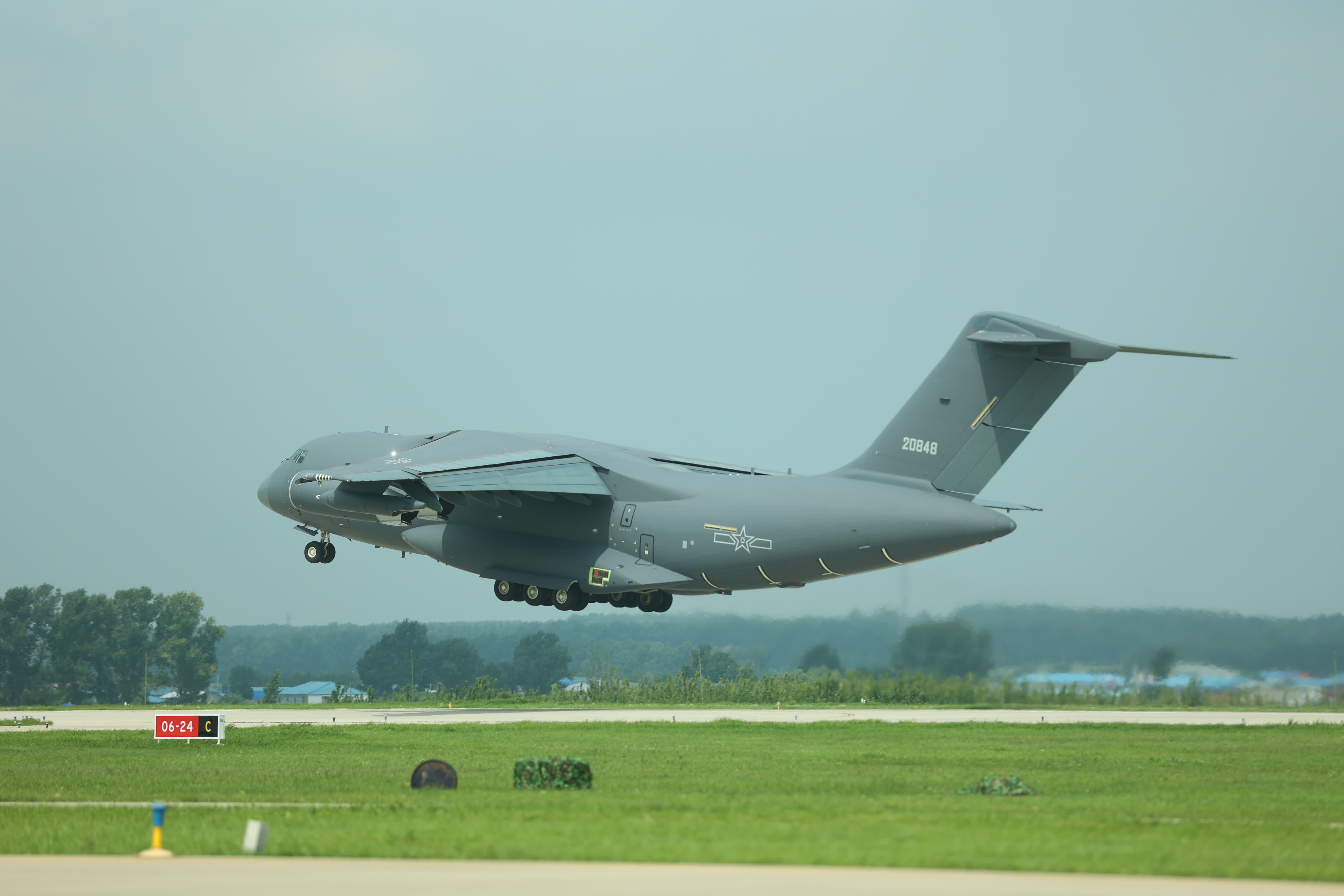 運油-20超低空登場，軍迷大呼過癮。（盧冶攝）