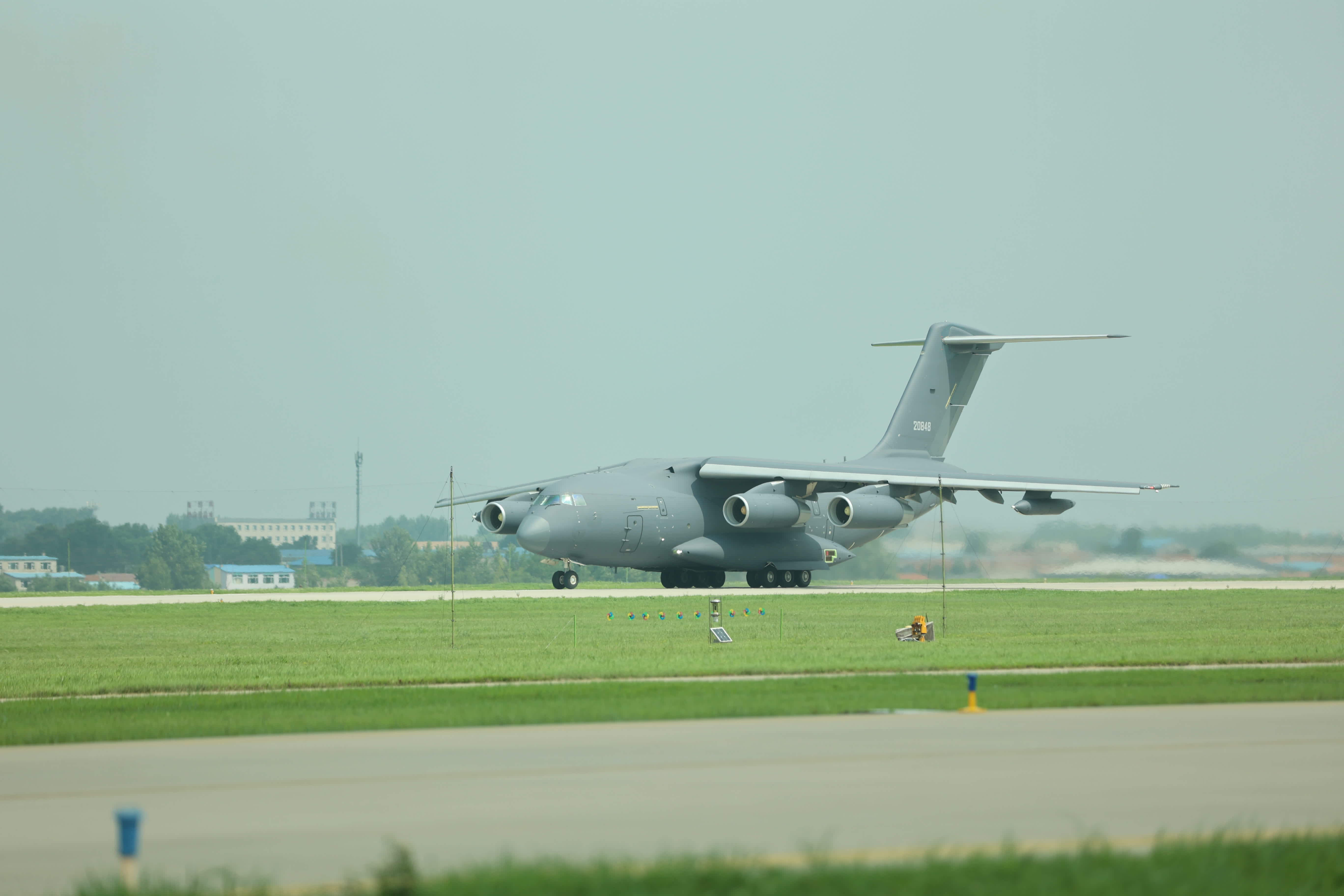 運油-20與觀眾近距離「接觸」（盧冶攝）