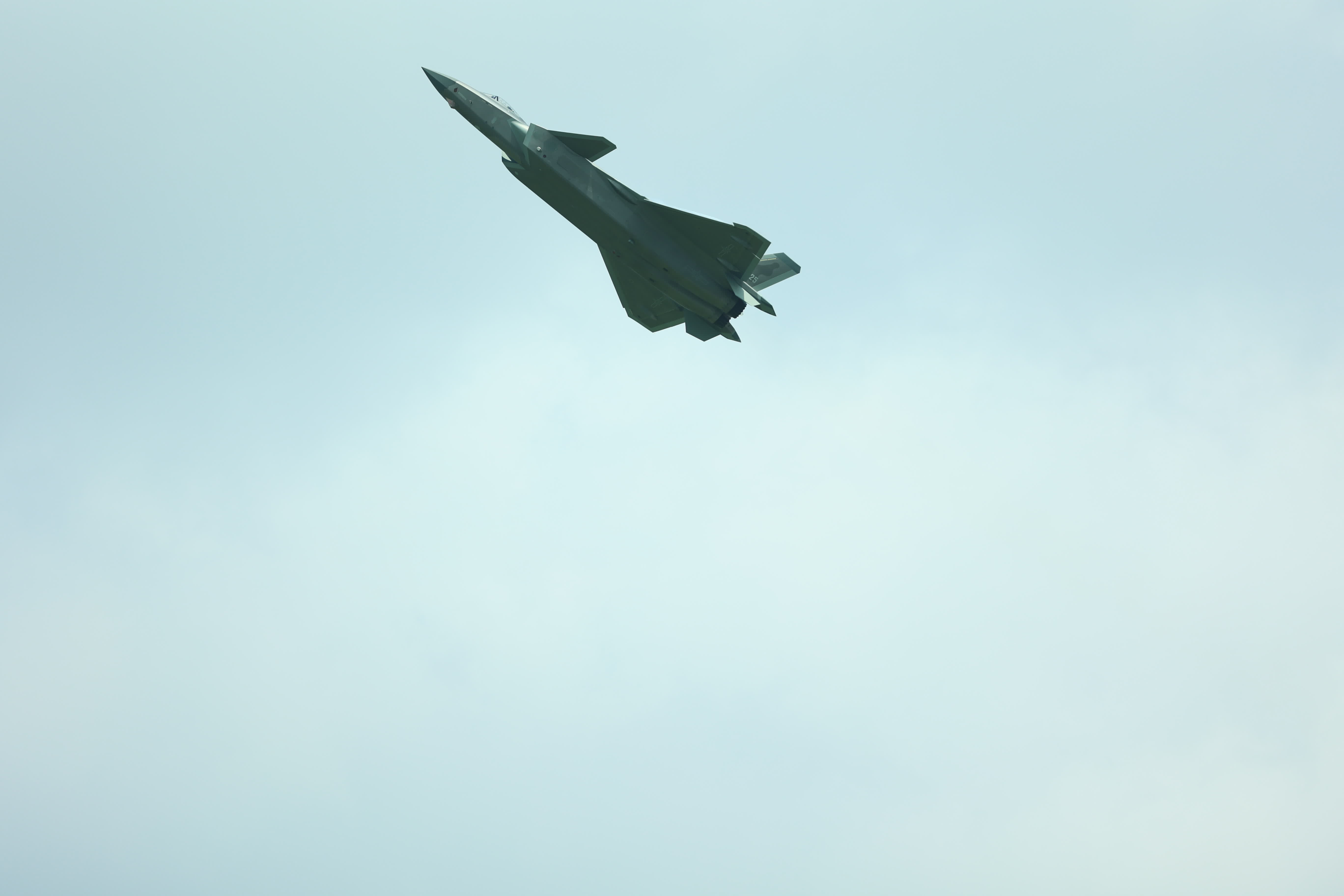 在空軍航空開放活動暨長春航空展上，空軍殲-20戰機進行單機空中展示。（盧冶攝）