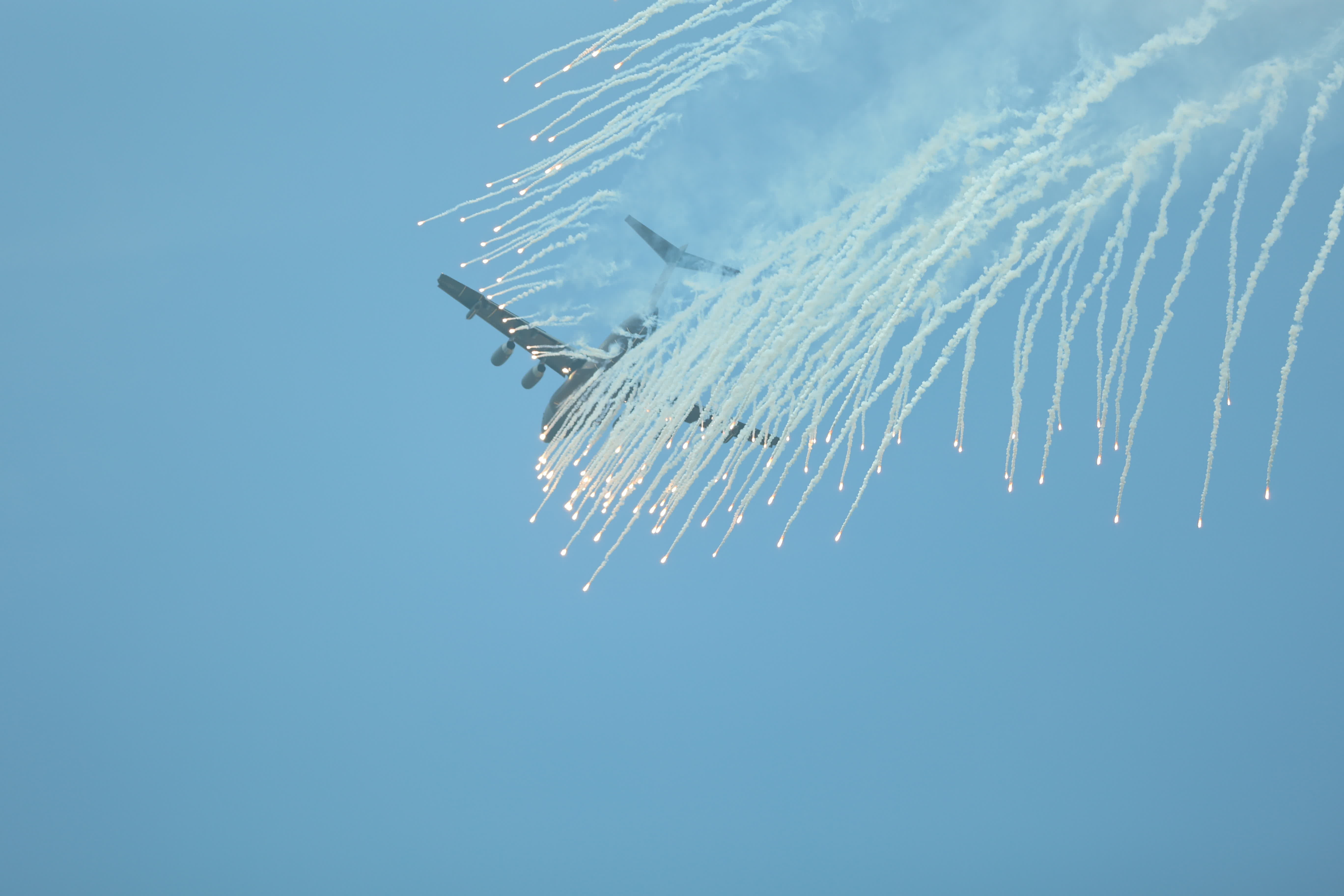 長春航空展上運油-20公開展示釋放干擾彈。（盧冶攝）