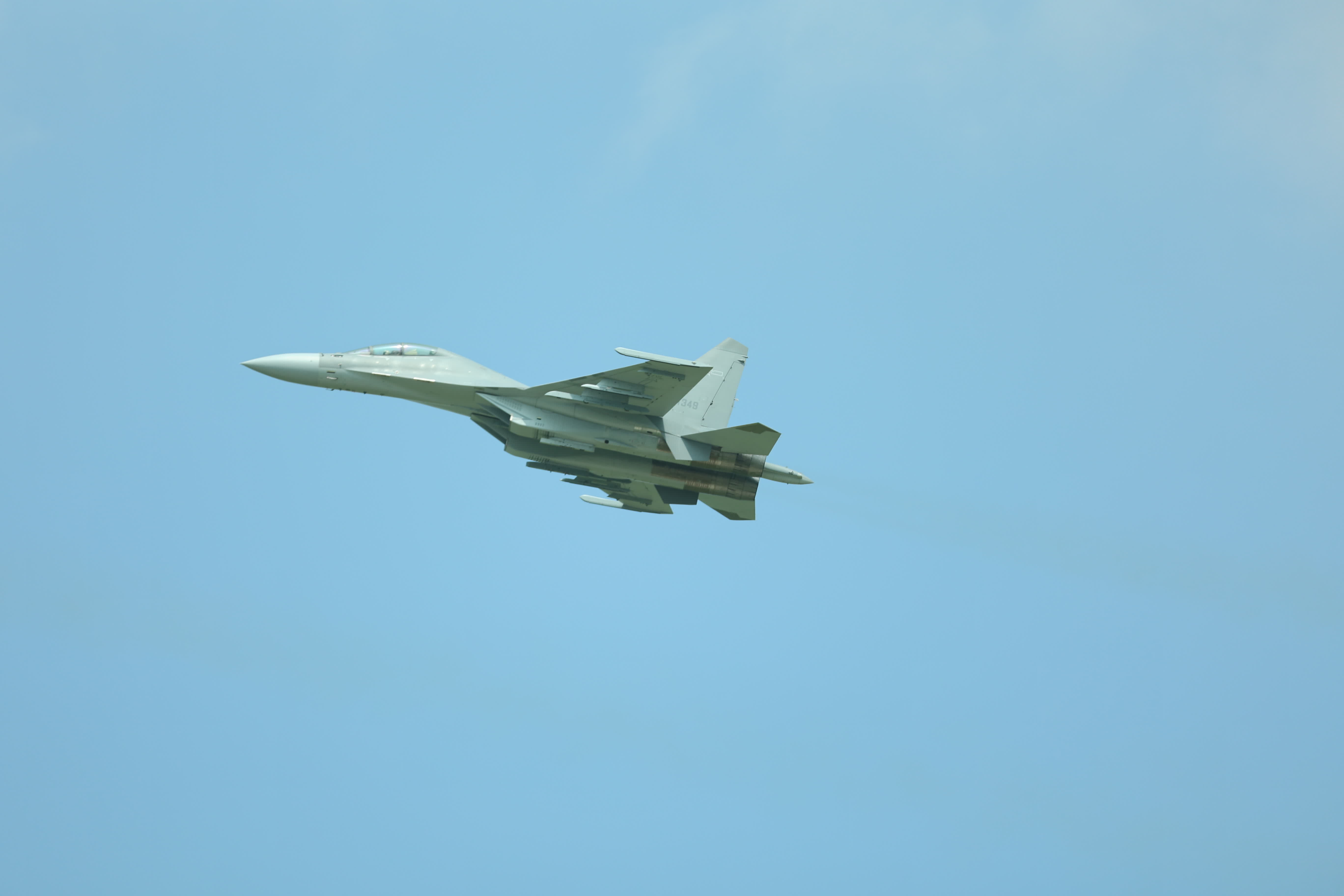 空軍殲-16戰機進行單機空中展示。（盧冶攝）

