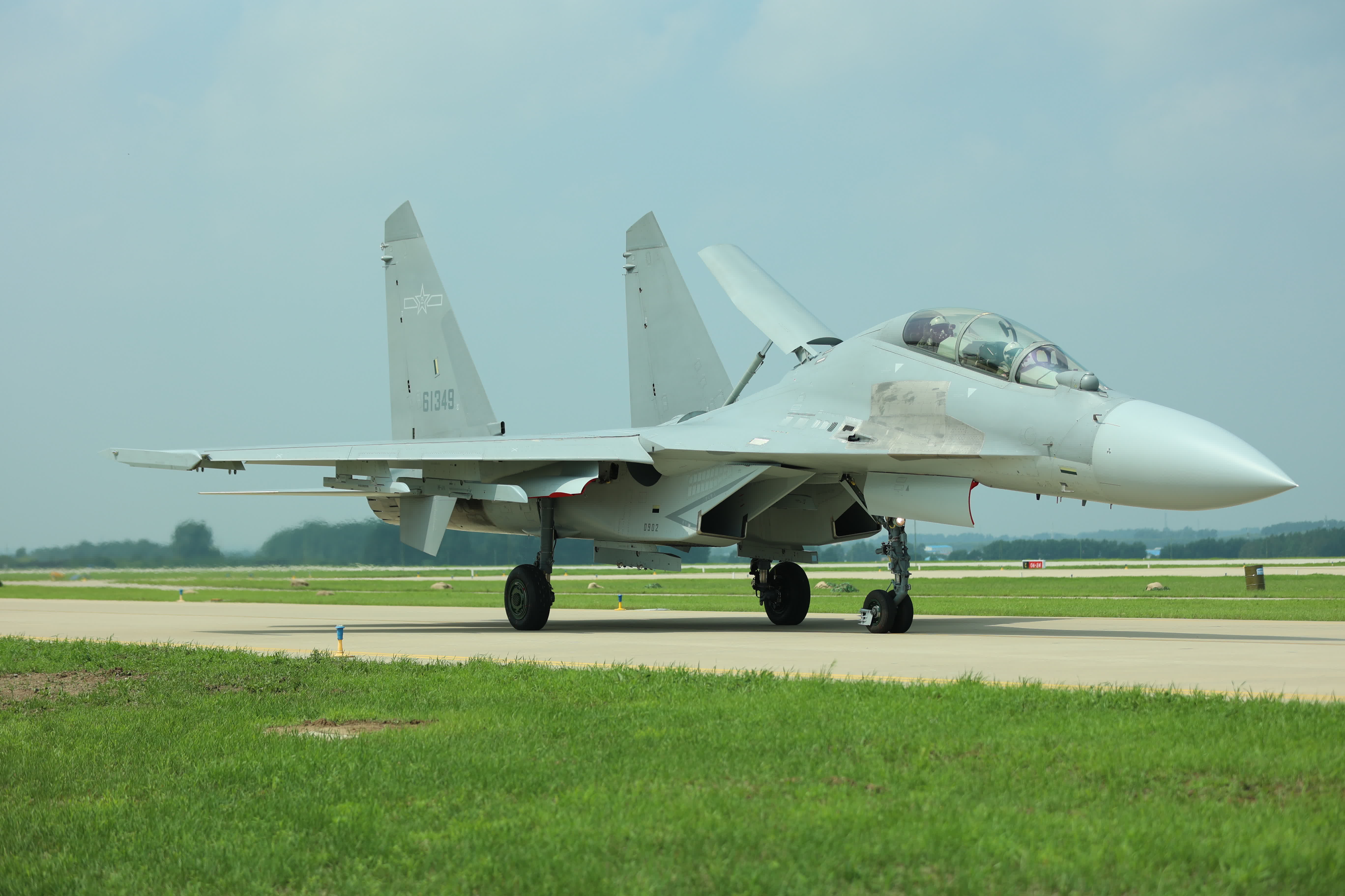 空軍殲-16戰機滑行，飛行員與現場觀眾互動。（盧冶攝）