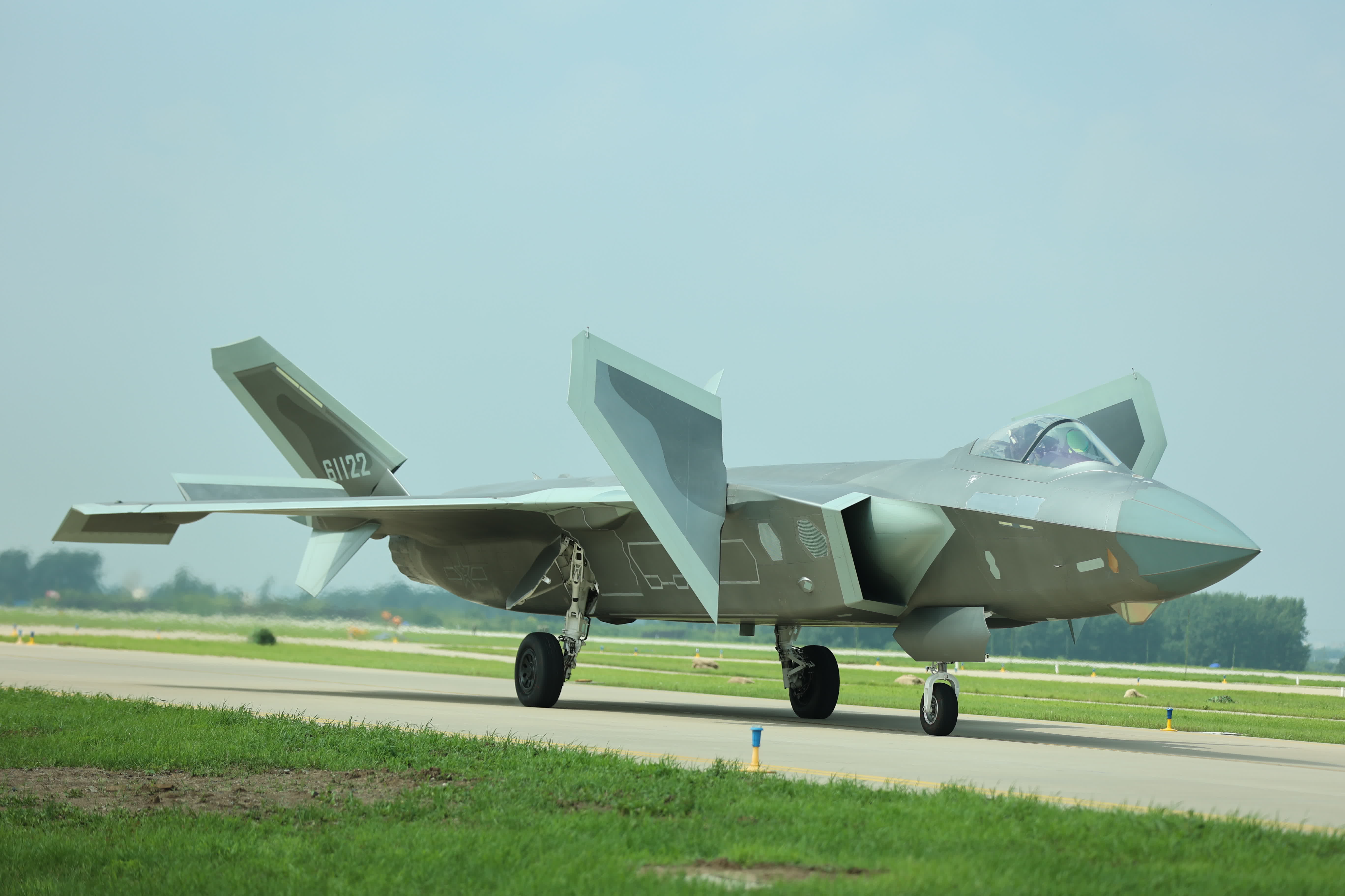 殲-20地面滑行，飛行員與觀眾揮手致意。（盧冶攝）