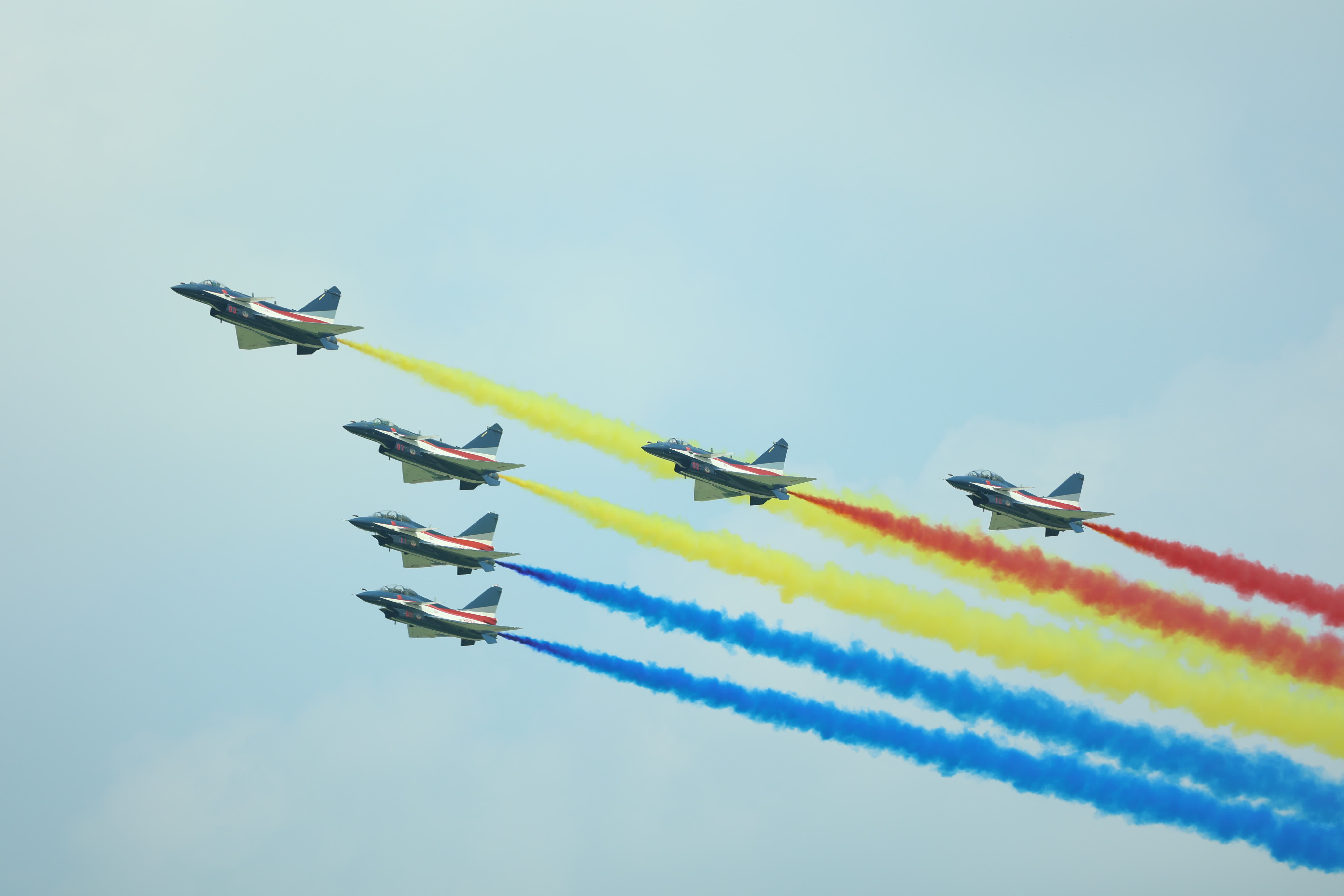 八一飛行表演隊六機通場。（盧冶攝）