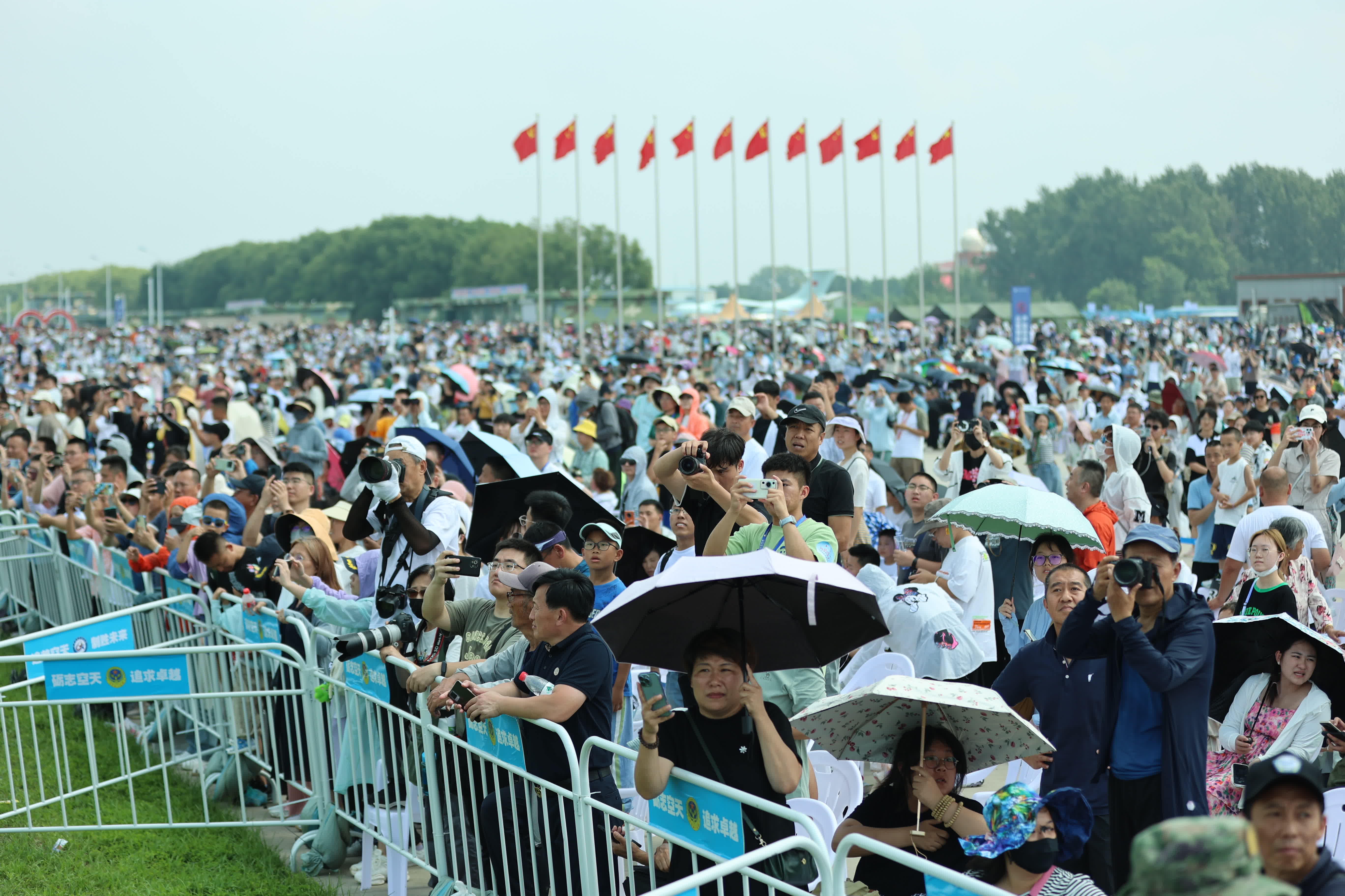 2023年空軍航空開放活動·長春航空展首日，觀眾比肩接踵，熱情滿滿。（盧冶攝）