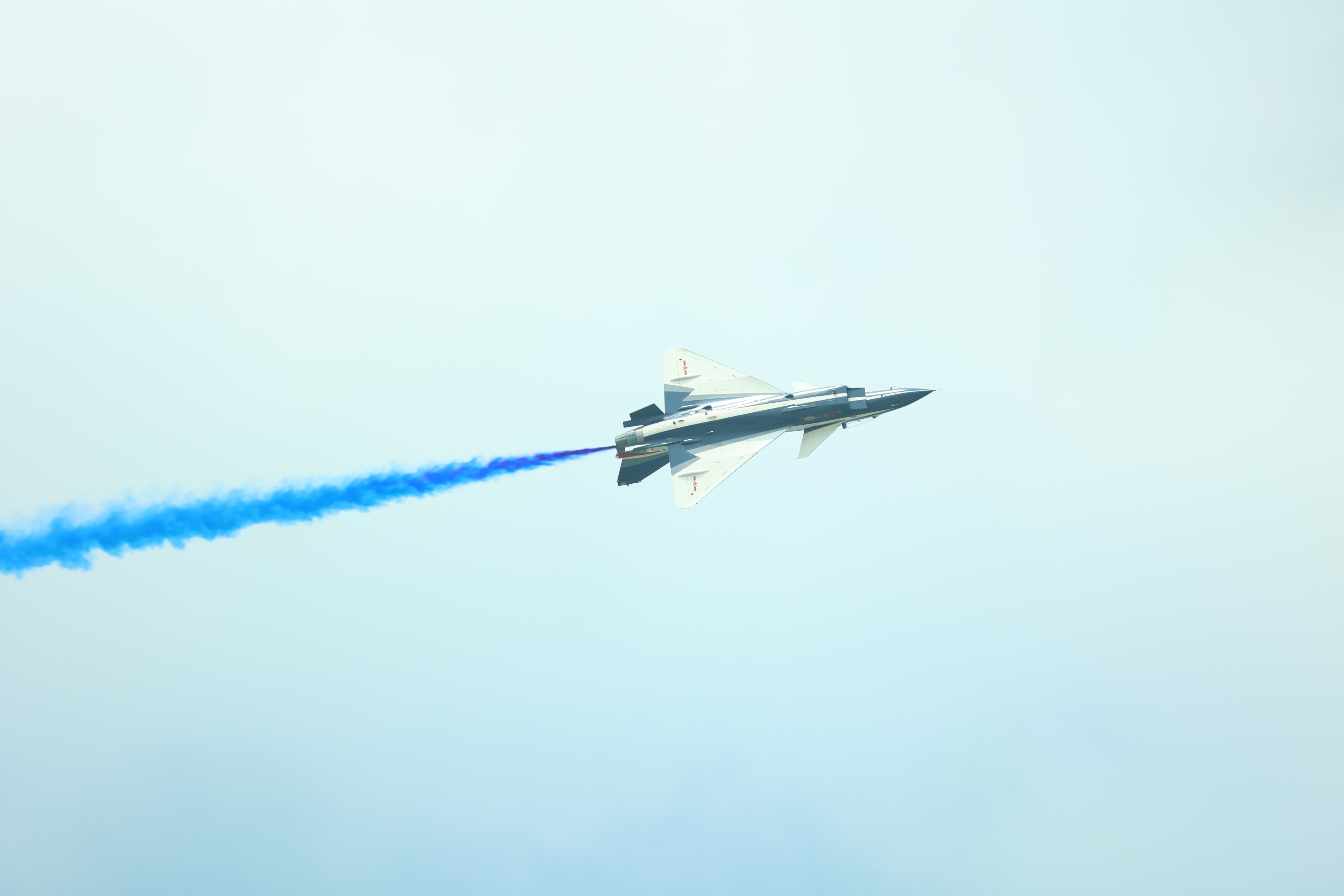 空軍八一飛行表演隊先後裝備過7種機型，分別為殲-5、殲-6、殲教-5、殲-7EB、殲-7GB和殲-10，今年3月正式換裝國產殲-10C表演機。（盧冶攝）