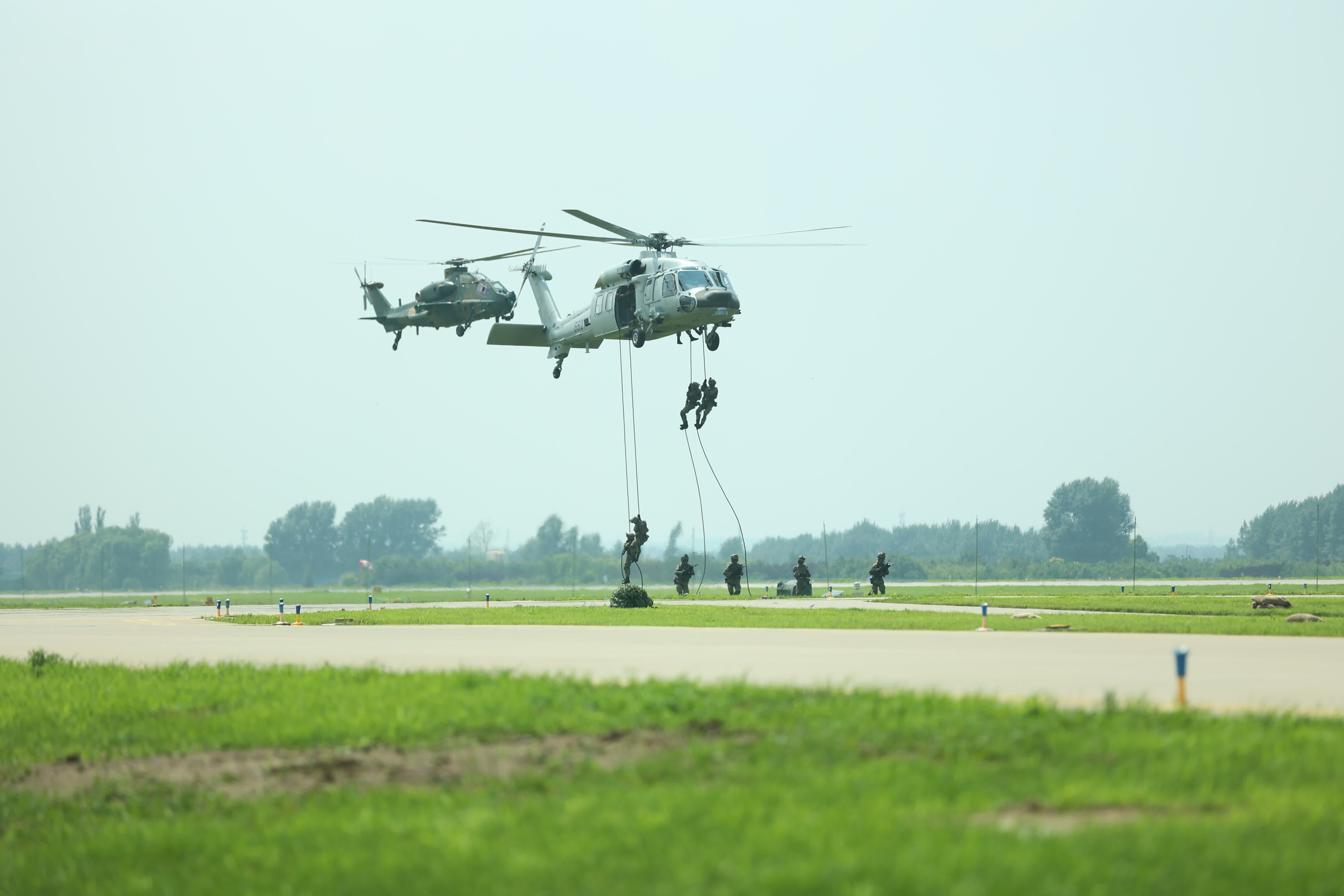 空軍航空開放活動·長春航空展展示「空降兵空中突擊分隊營救行動」。（盧冶攝）