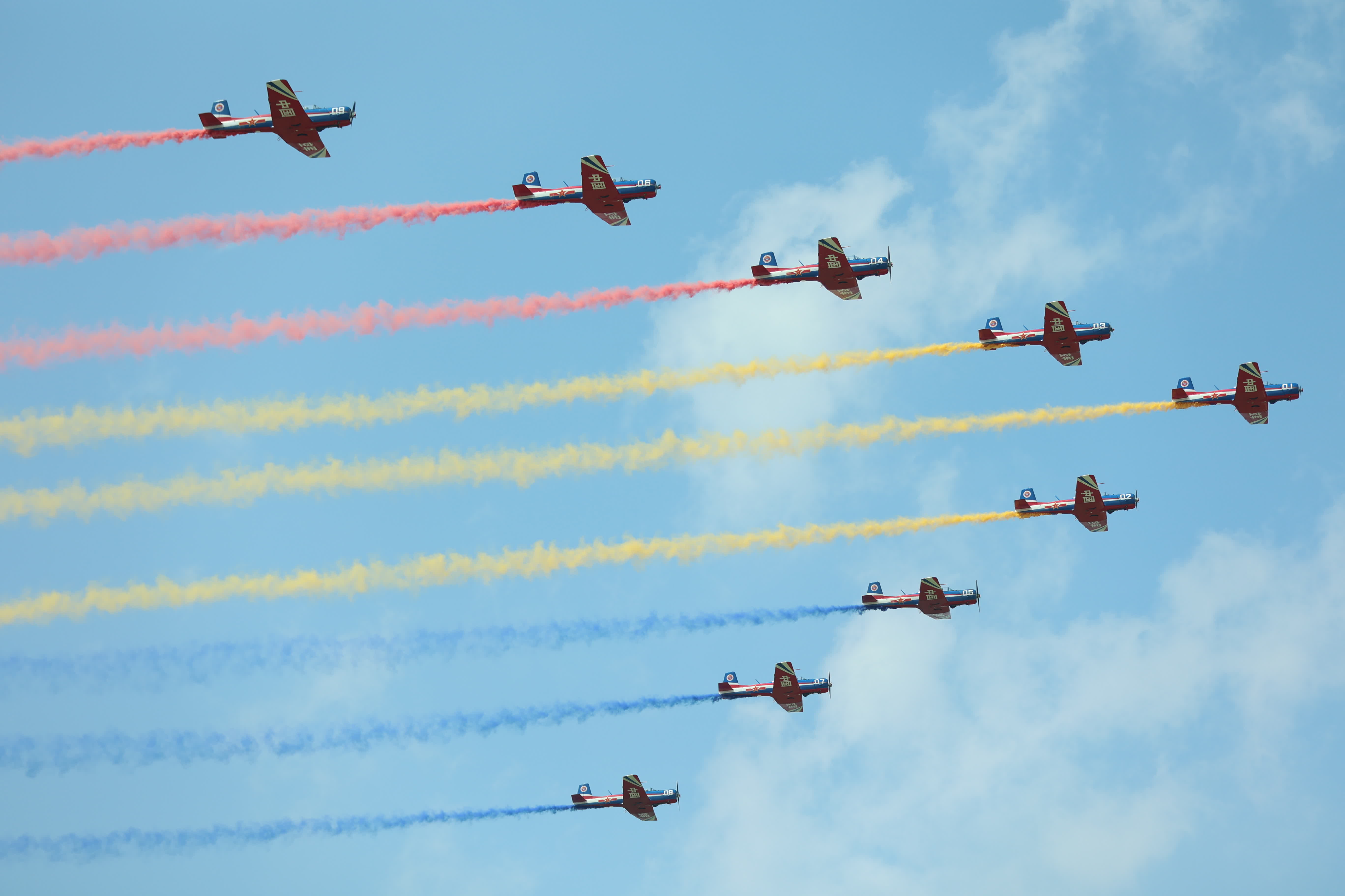 天之翼飛行表演隊正以九機雁隊向觀禮台飛來。（盧冶攝）