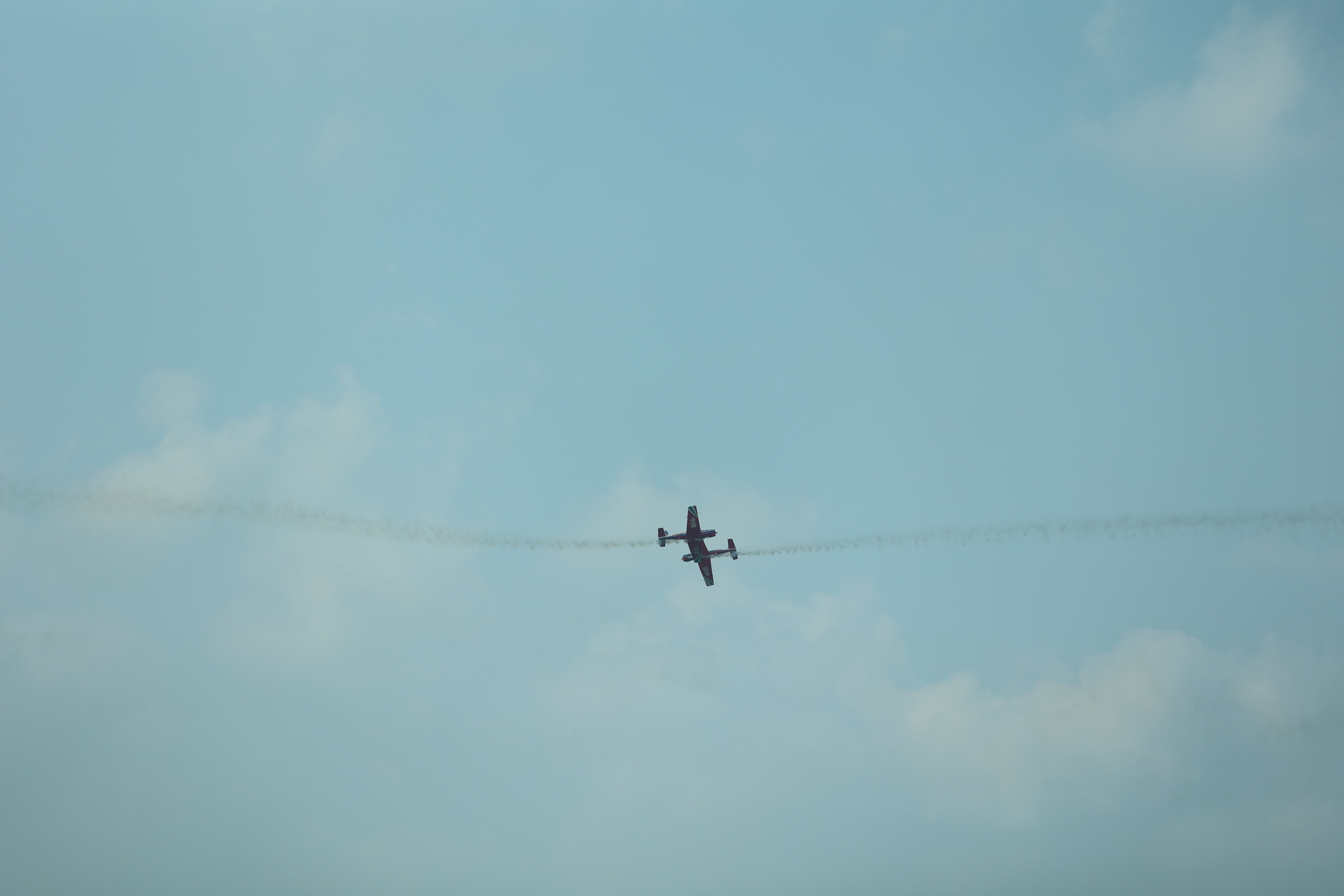 天之翼飛行表演隊雙機空中迅速交叉。（盧冶攝）

