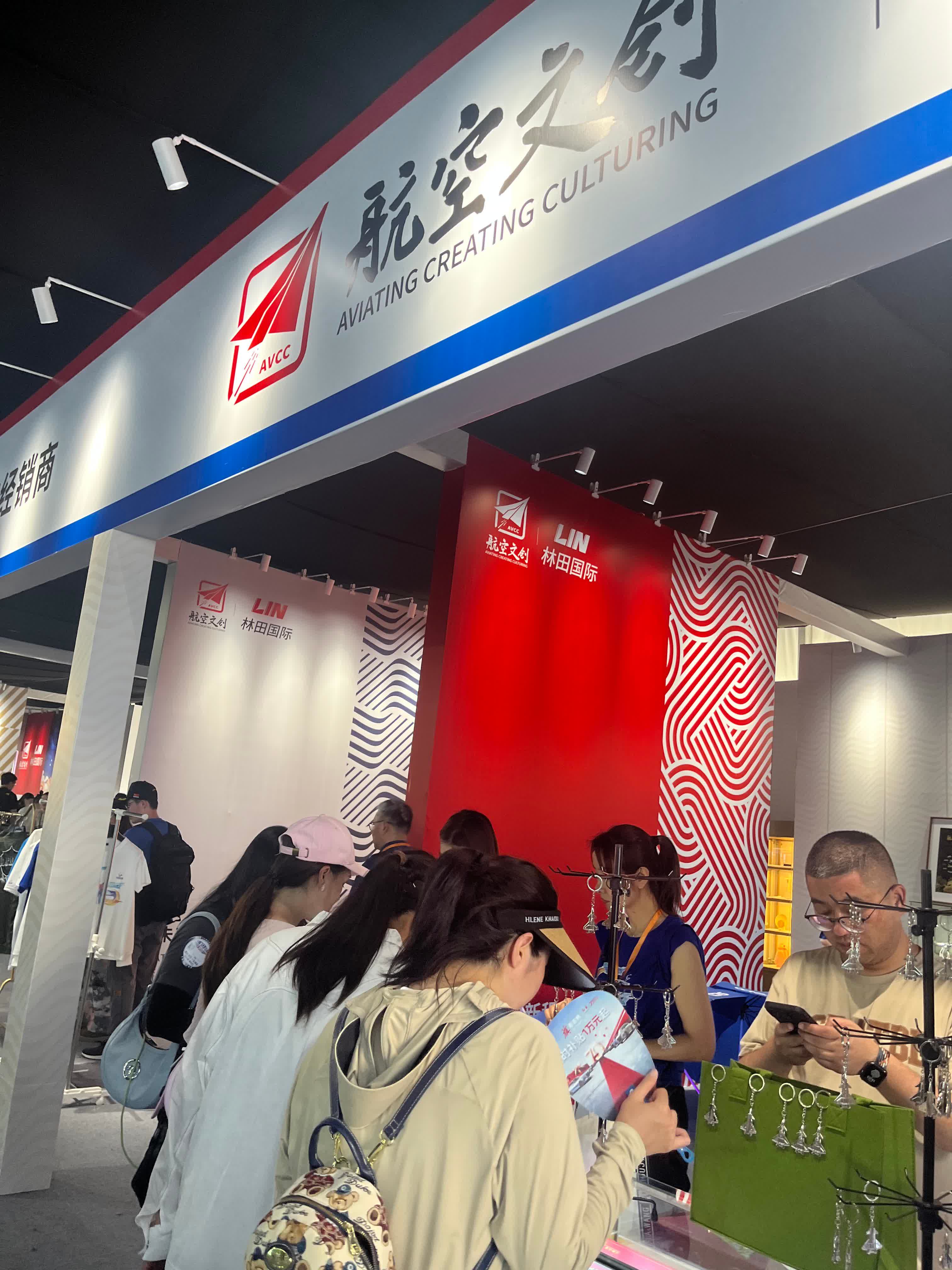 航空文創展區十分吸睛，不少商家首日脫銷。（盧冶攝）