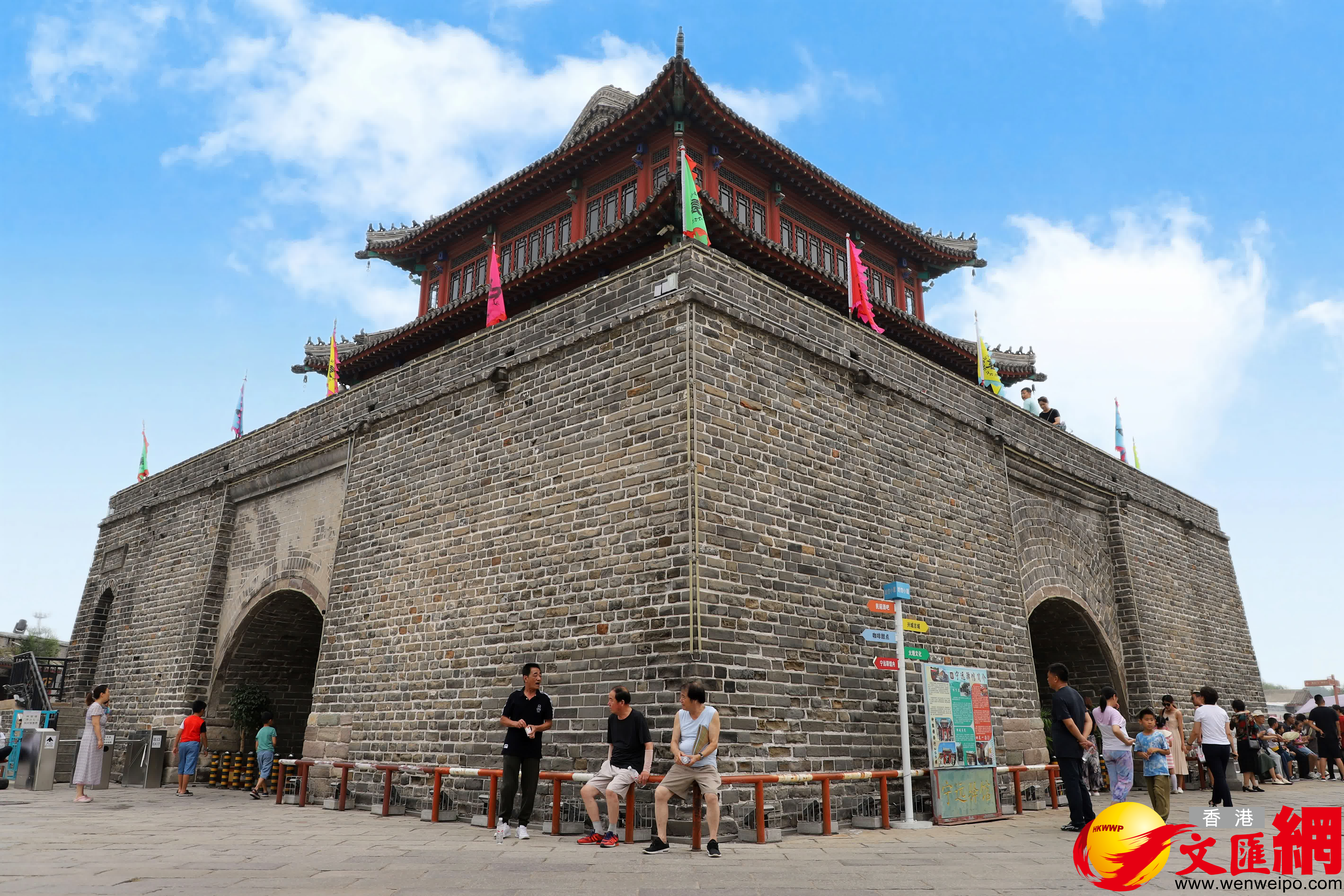 位於古城內十字大街交叉處的鐘鼓樓,為都督焦禮明景泰五年(1454年)所建,當時鐘、鼓二樓分設,崇禎十五年(1642)拆除。清乾隆四十二年(1777年)依原址重修,鍾、鼓二樓合為一樓。後經多次維修,基本保存原貌。(記者宋偉攝) 位於古城內十字大街交叉處的鐘鼓樓,為都督焦禮明景泰五年(1454年)所建,當時鐘、鼓二樓分設,崇禎十五年(1642)拆除。清乾隆四十二年(1777年)依原址重修,鍾、鼓二樓合為一樓。後經多次維修,基本保存原貌。(記者宋偉攝)