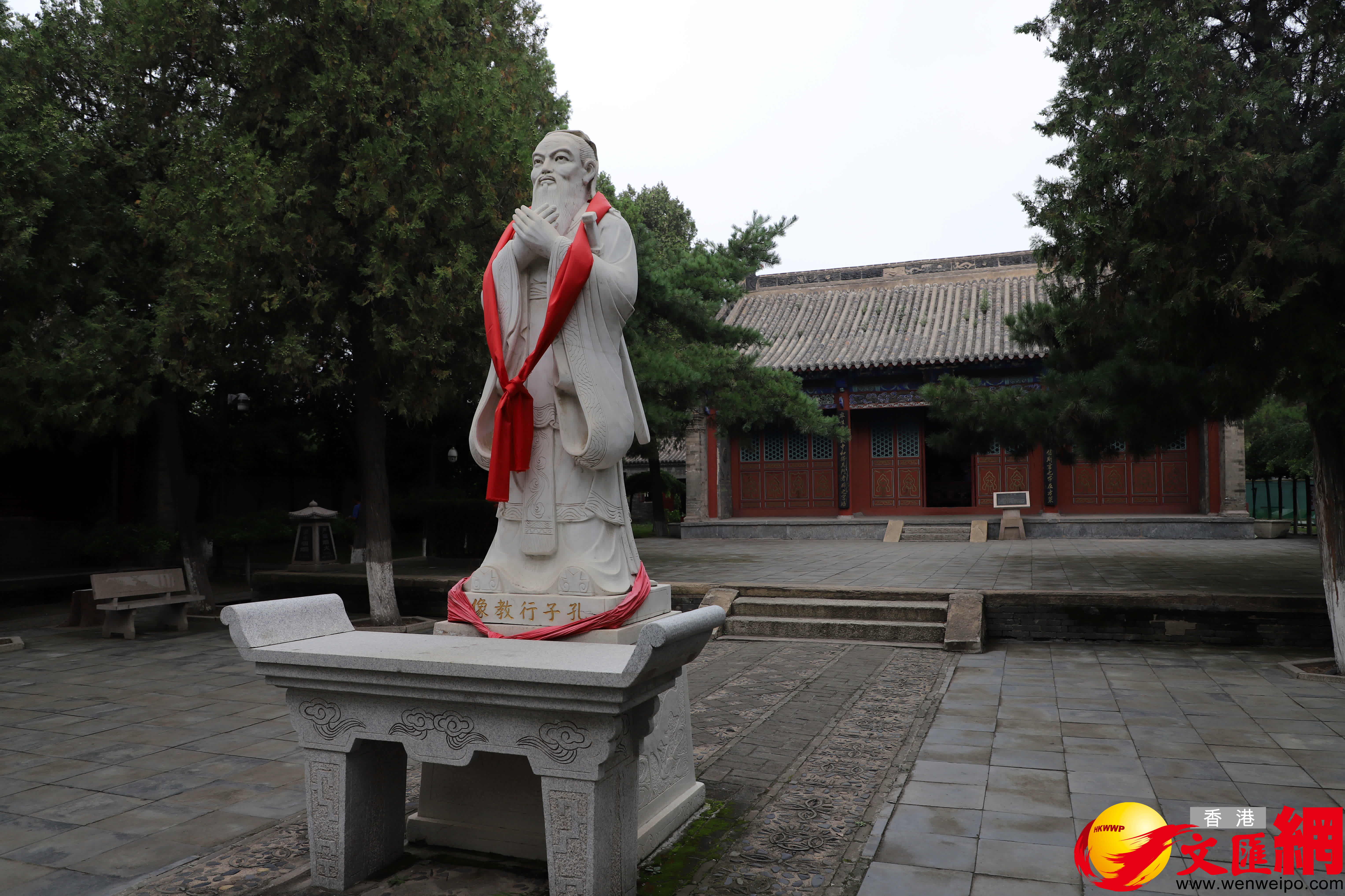 興城文廟內的孔子像。(記者宋偉攝) 興城文廟內的孔子像。(記者宋偉攝)