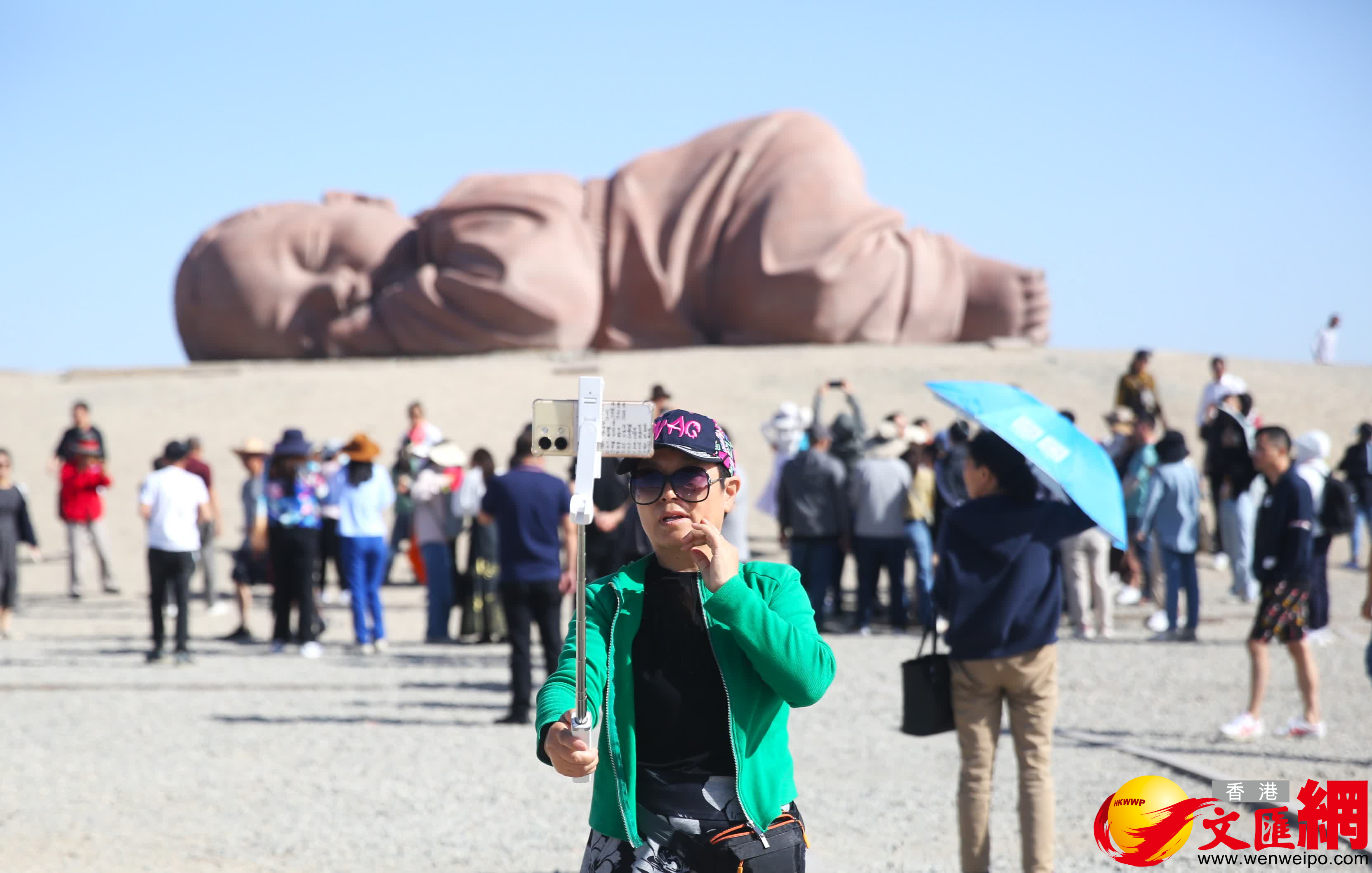 遊客紛紛在《大地之子》前打卡留念。(郭濤/攝) 遊客紛紛在《大地之子》前打卡留念。(郭濤/攝)