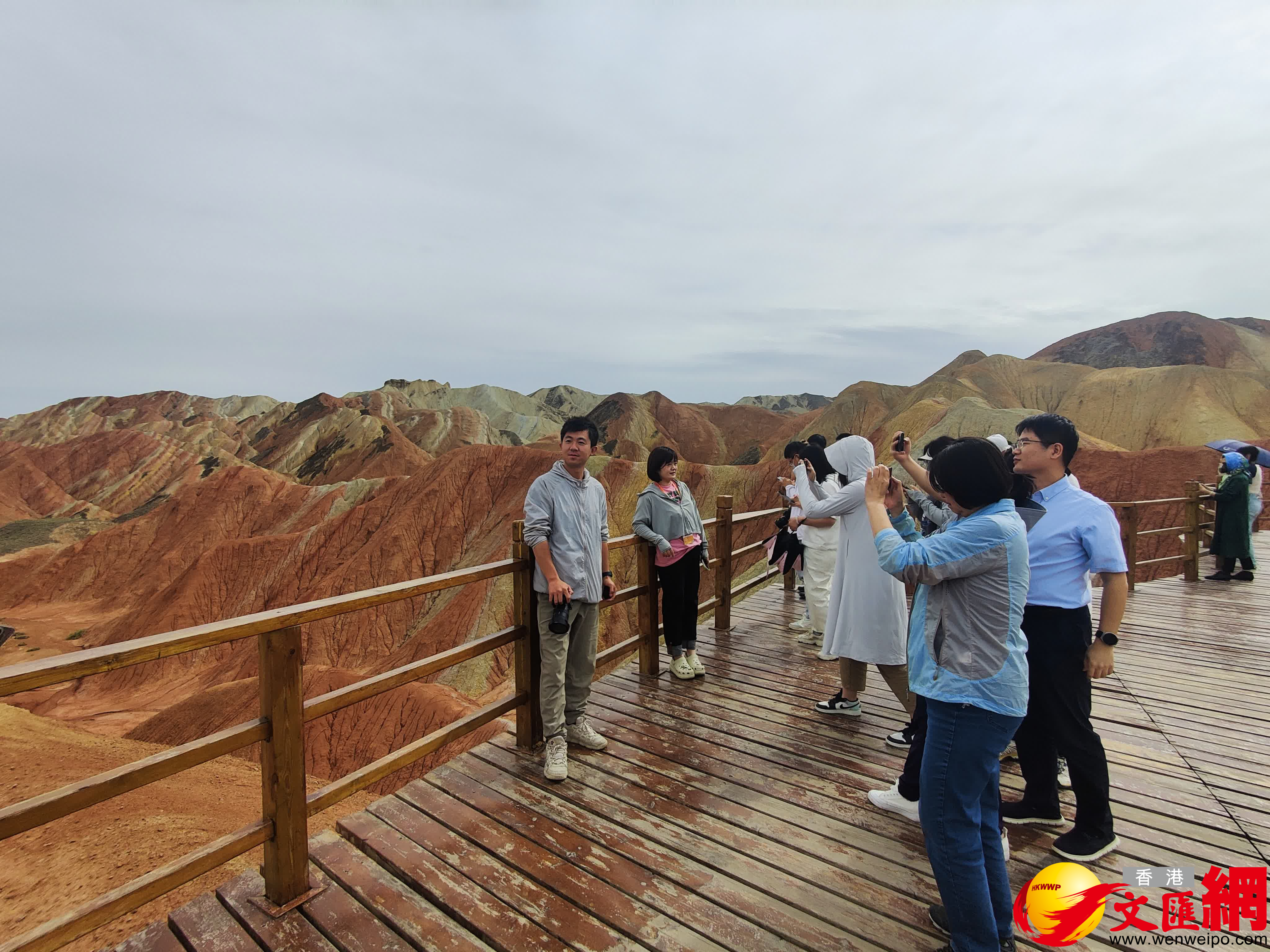 丹霞美景吸引眾多遊客流連忘返。(記者郭濤 攝) 丹霞美景吸引眾多遊客流連忘返。(記者郭濤 攝)