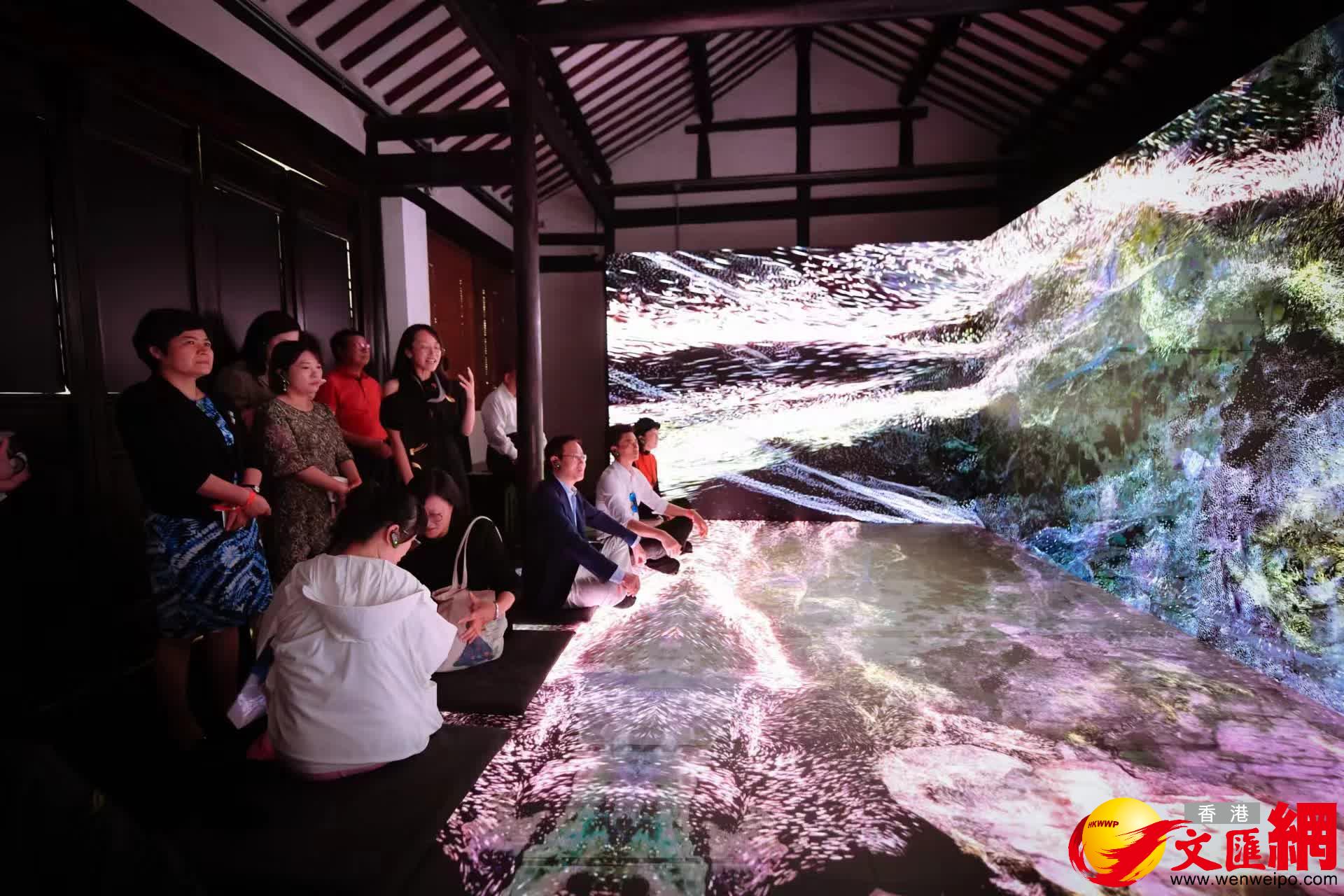 「開目劇場」亞洲首展吸引眾多觀眾體驗沉浸式看展。倪夢璟攝