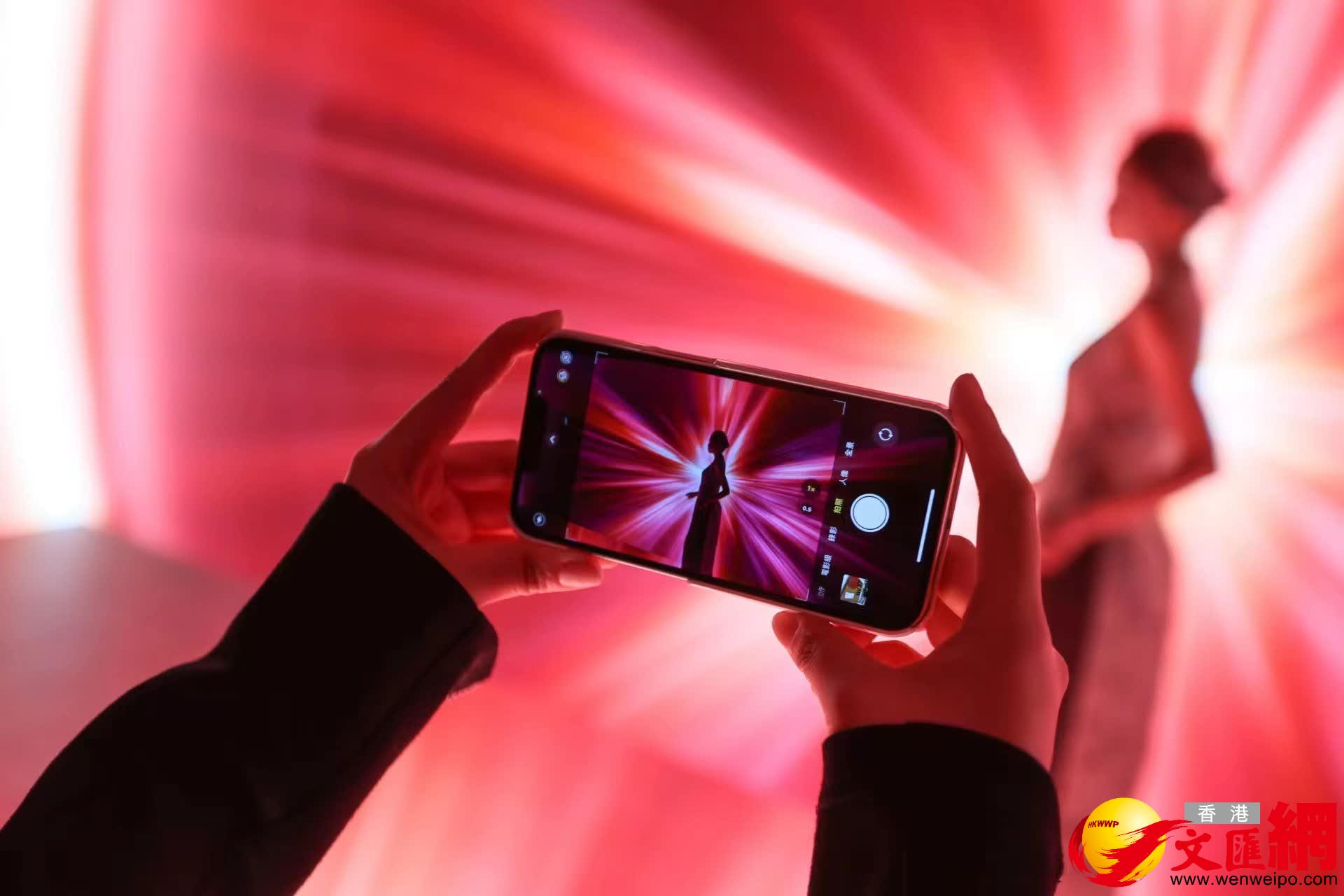 展覽通過數字化技術等，打造出迷幻沉浸體驗。倪夢璟攝