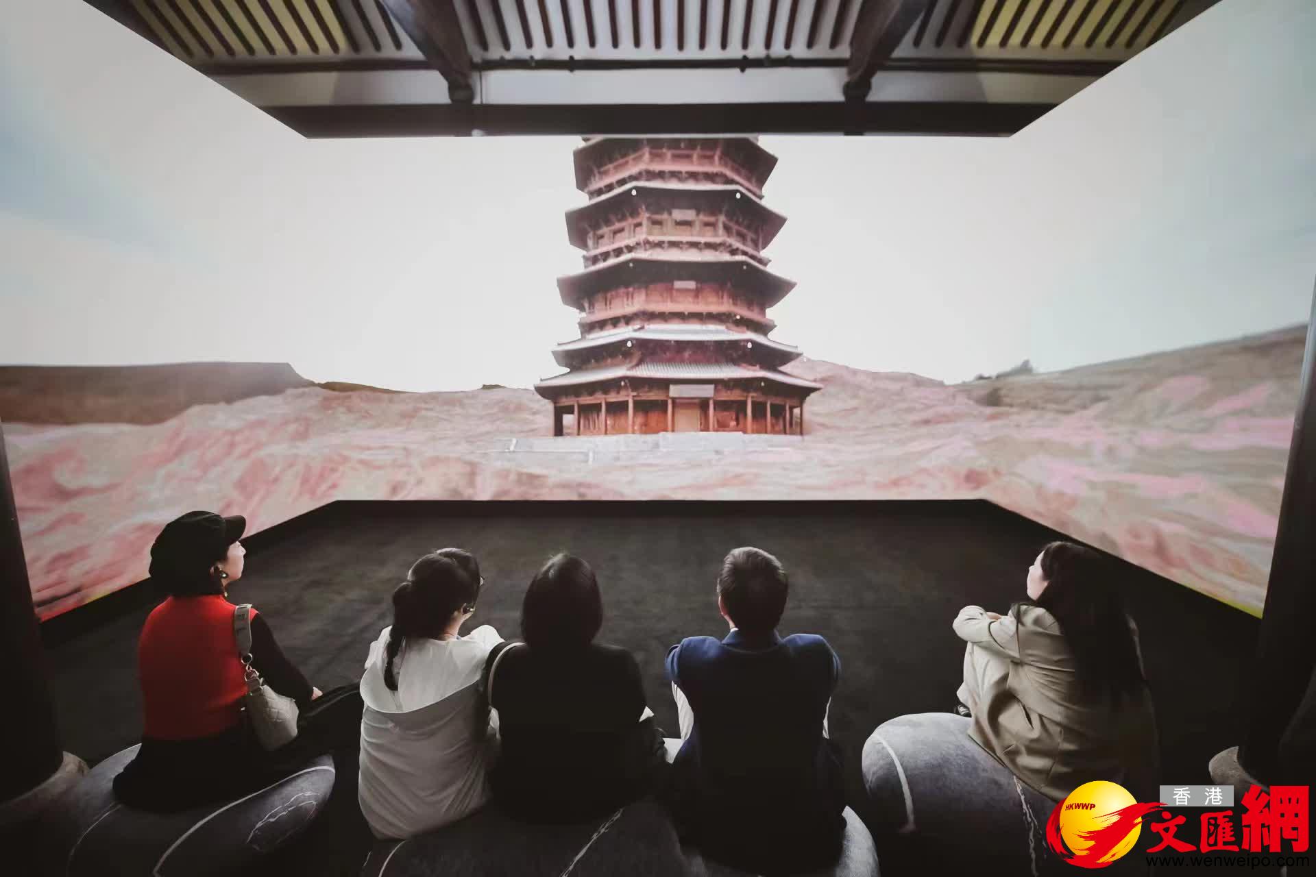 觀眾沉浸式體驗數字化展覽。倪夢璟攝