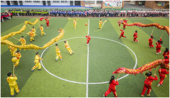 在合肥市蚌埠路第二小學，孩子們進行傳統舞龍表演。通訊員解琛攝