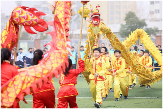 在合肥市蚌埠路第二小學，孩子們進行傳統舞龍表演。通訊員解琛攝