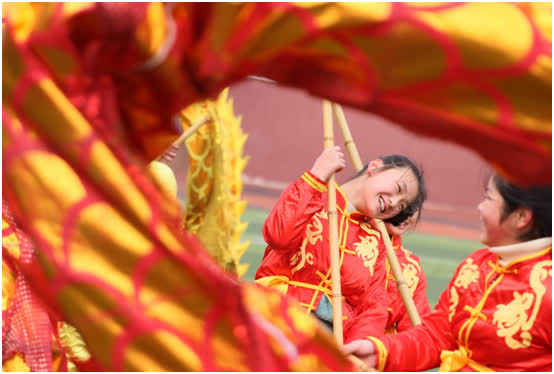 在合肥市蚌埠路第二小學，孩子們進行傳統舞龍表演。通訊員解琛攝