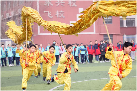 在合肥市蚌埠路第二小學，孩子們進行傳統舞龍表演。通訊員解琛攝