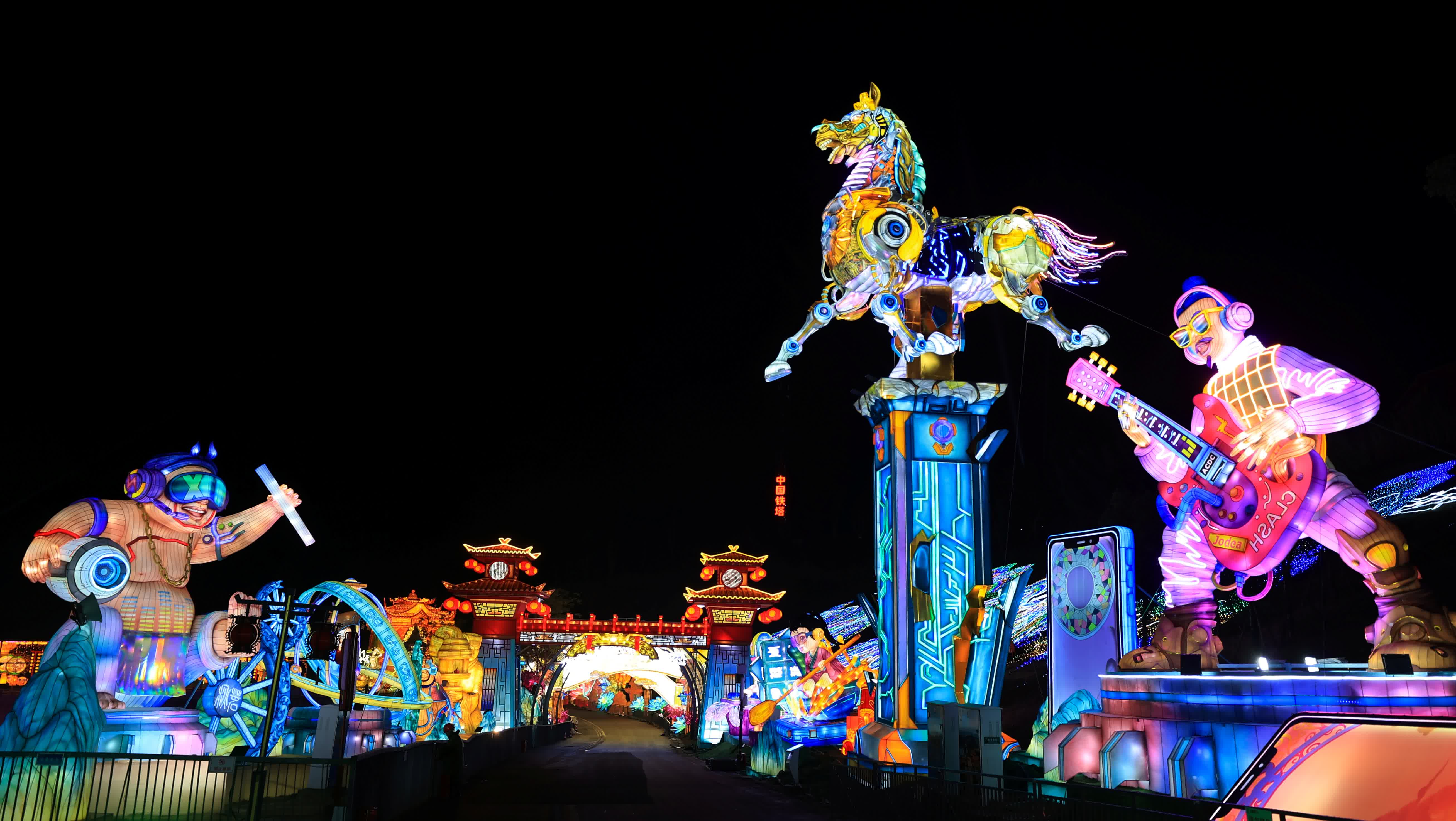 當夜幕降臨、燈組點亮時,大家則彷彿穿越到了一個夢幻的世界,只覺目不暇接。(主辦方供圖) 當夜幕降臨、燈組點亮時,大家則彷彿穿越到了一個夢幻的世界,只覺目不暇接。(主辦方供圖)
