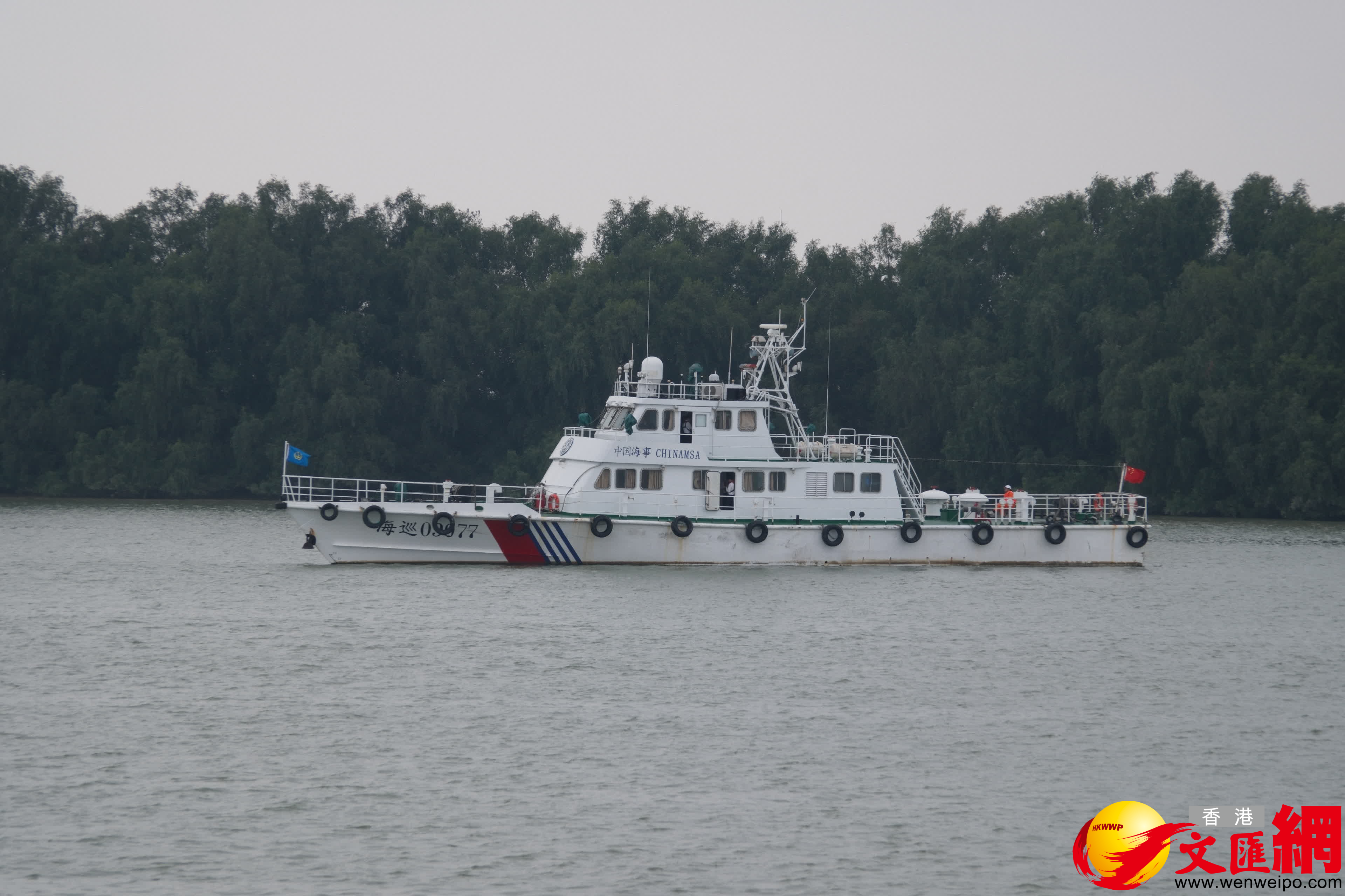 記者在瀝心沙大橋附近看到，水面上有海事巡邏船在現場救援。（記者帥誠攝）