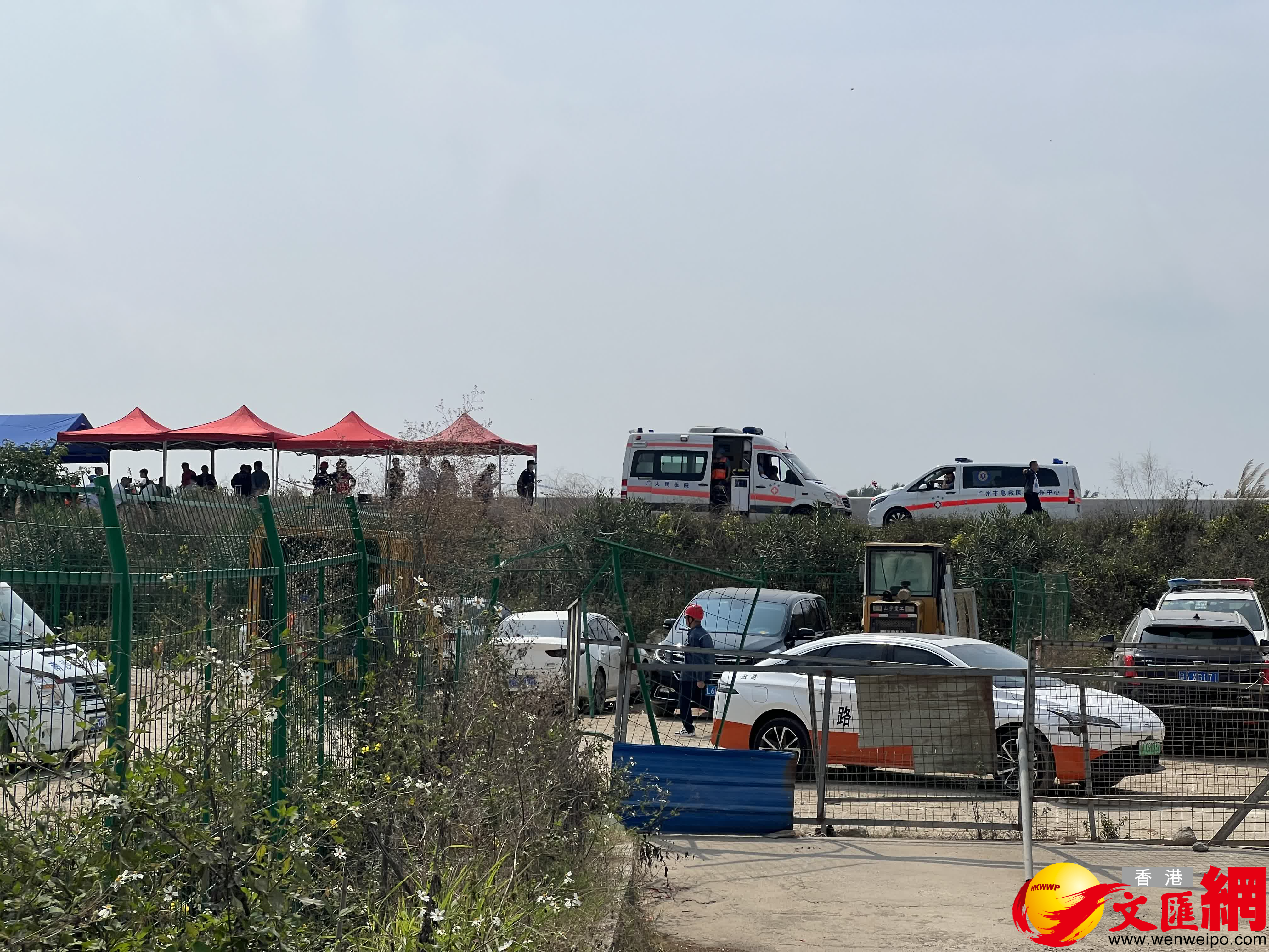 瀝心沙大橋附近，有救護車在待命。（記者帥誠攝）