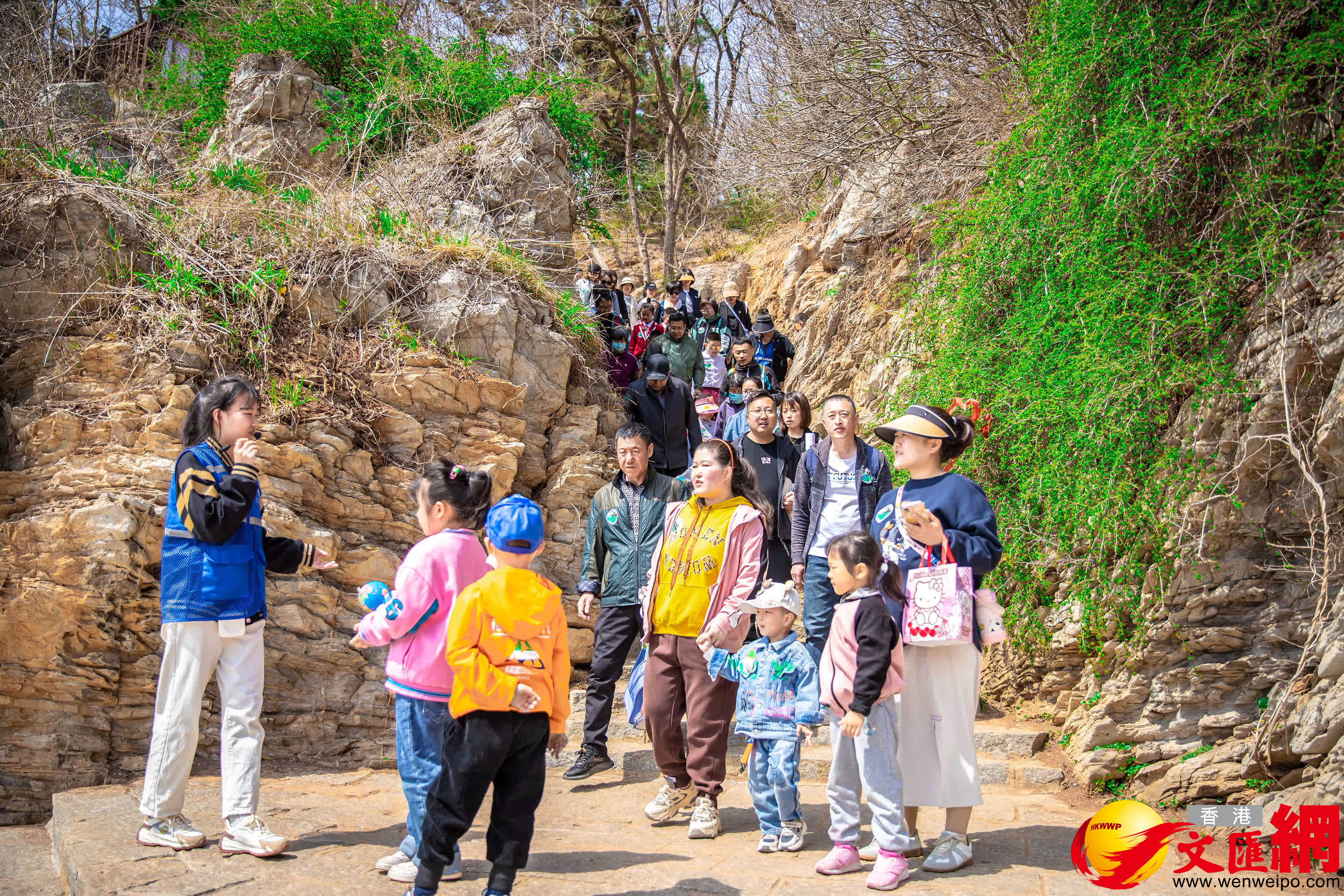 科普講解員化身「智慧嚮導」與小朋友一起走進大連濱海國家地質公園。（記者宋偉攝）