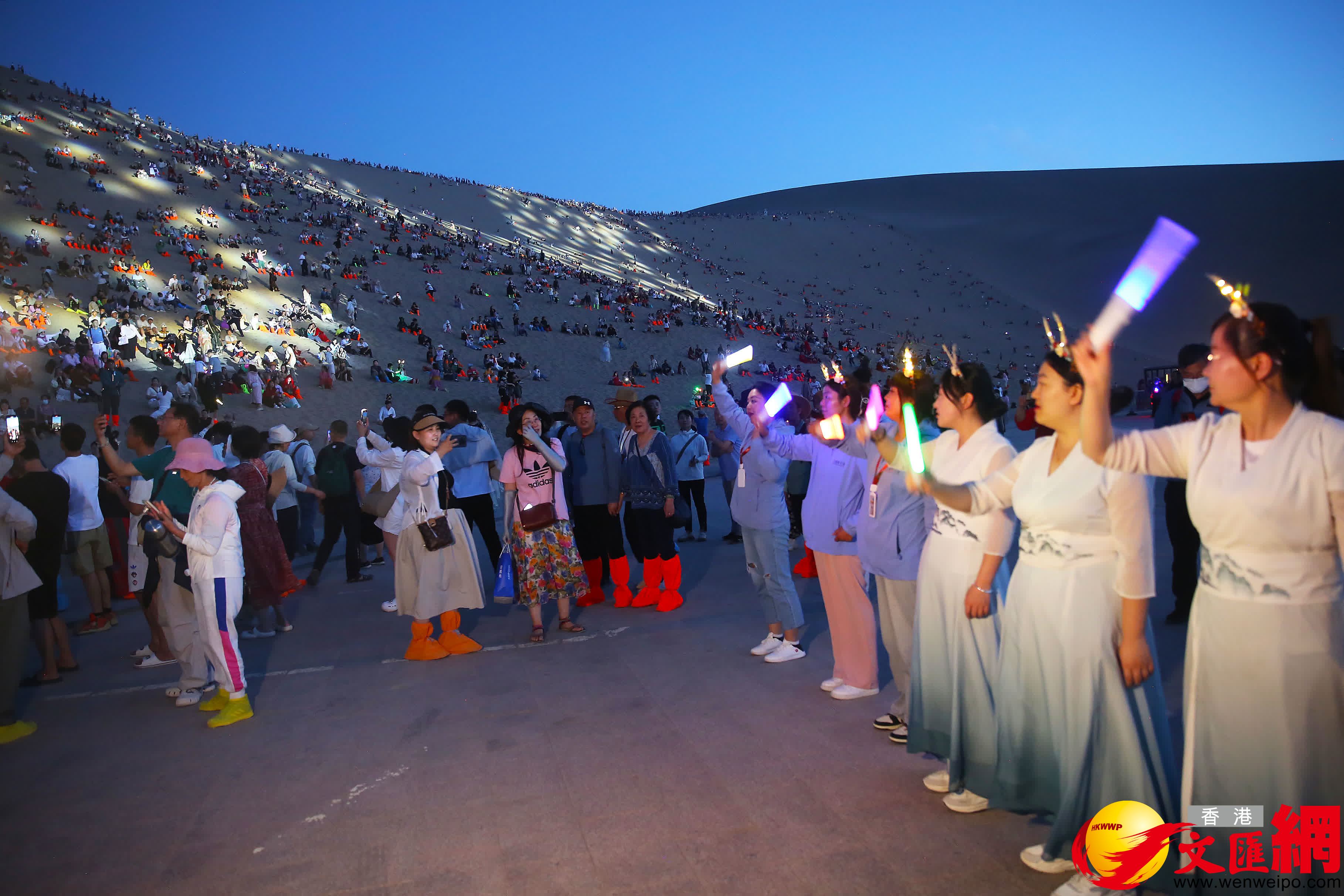 萬(wàn)人星空演唱會(huì )，星光熠熠鳴沙山。（郭濤/攝）