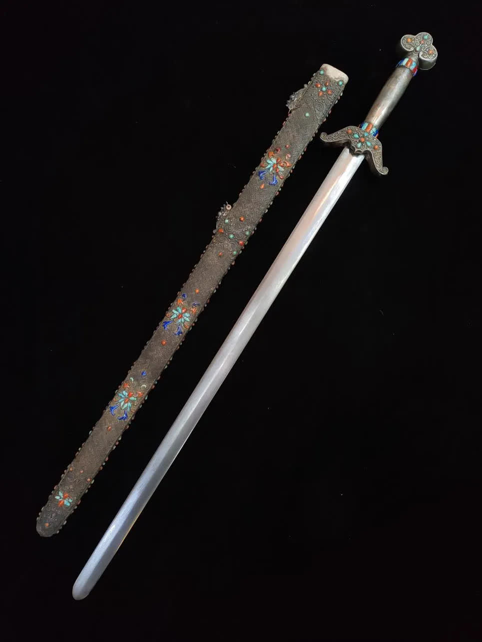 清代銀裝寶劍，滿鑲嵌松，石珊瑚，青金石，炫焊劍條，全長1米。（受訪者供圖）