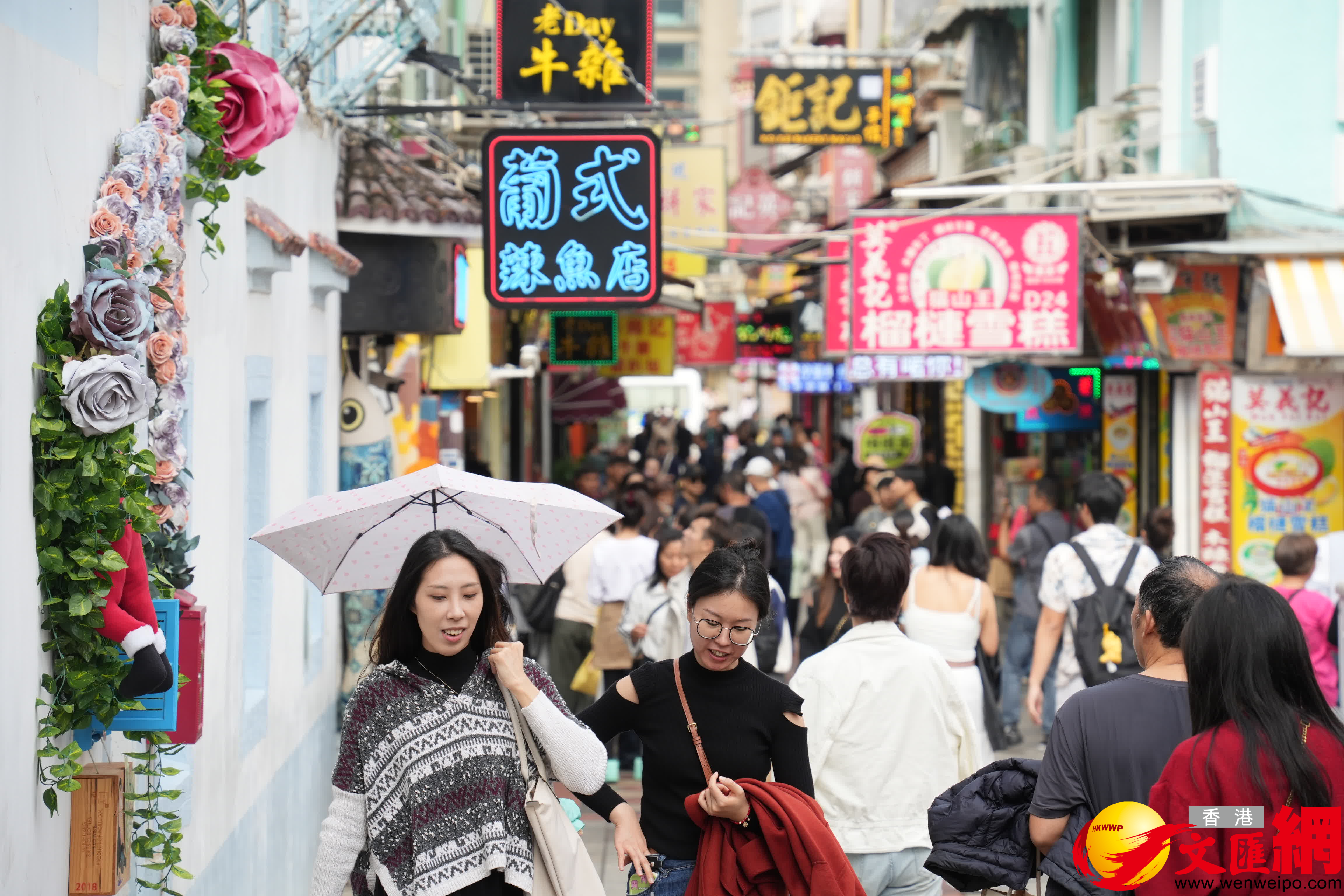 澳門(mén)回歸25周年，官也街人來(lái)人往。（大公文匯全媒體記者王俊傑 攝）