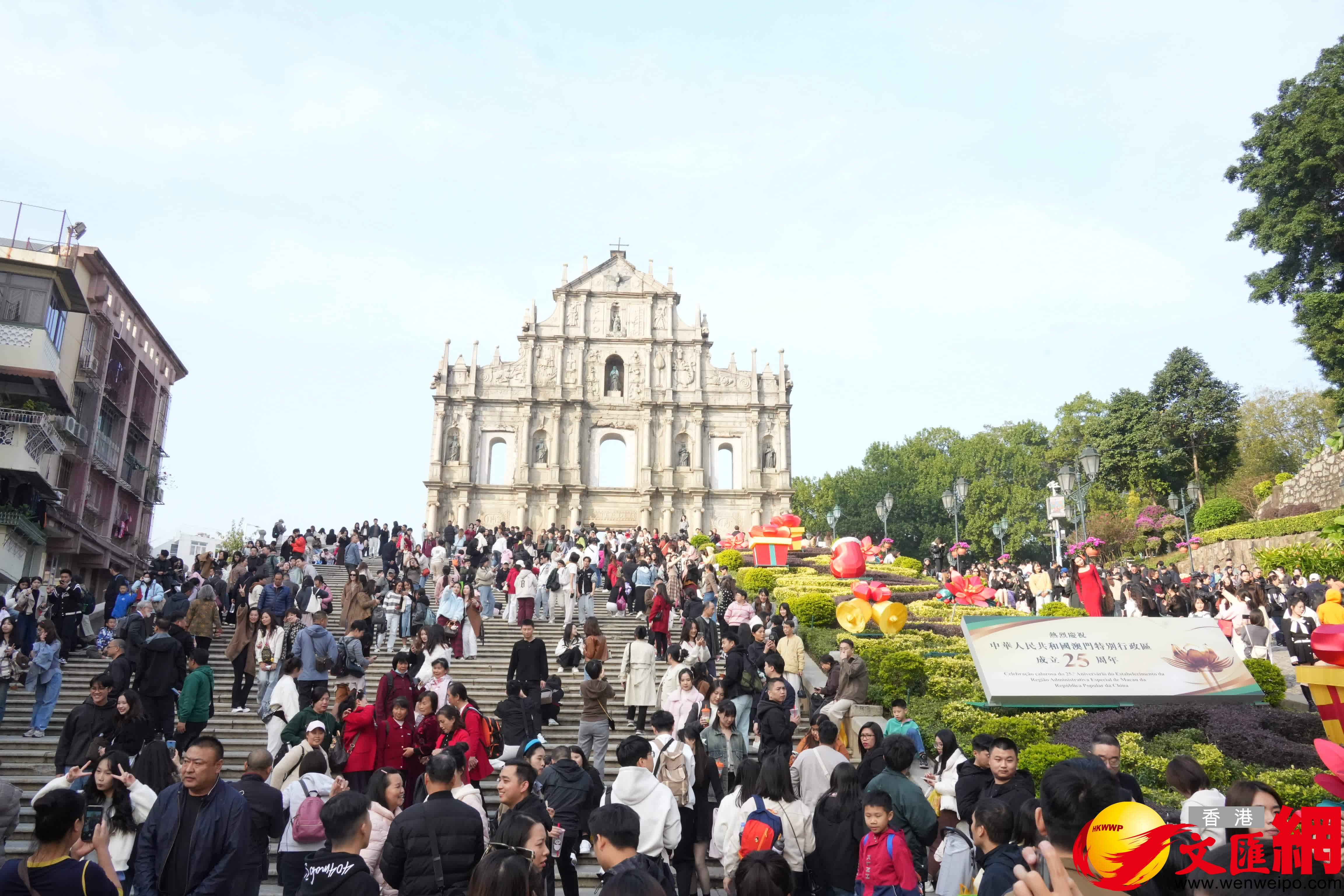 澳門(mén)回歸25周年，大三巴許多遊客合影留念。（大公文匯全媒體記者王俊傑 攝）