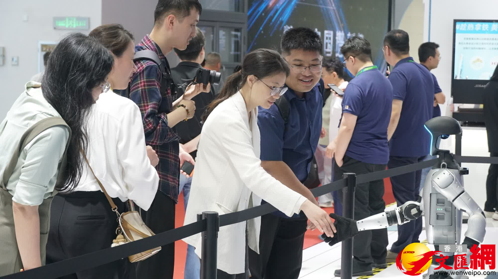 杭州宇樹科技有限公司展出的G1人形機器人與參觀者握手。(記者蔣煌基攝) 杭州宇樹科技有限公司展出的G1人形機器人與參觀者握手。(記者蔣煌基攝)