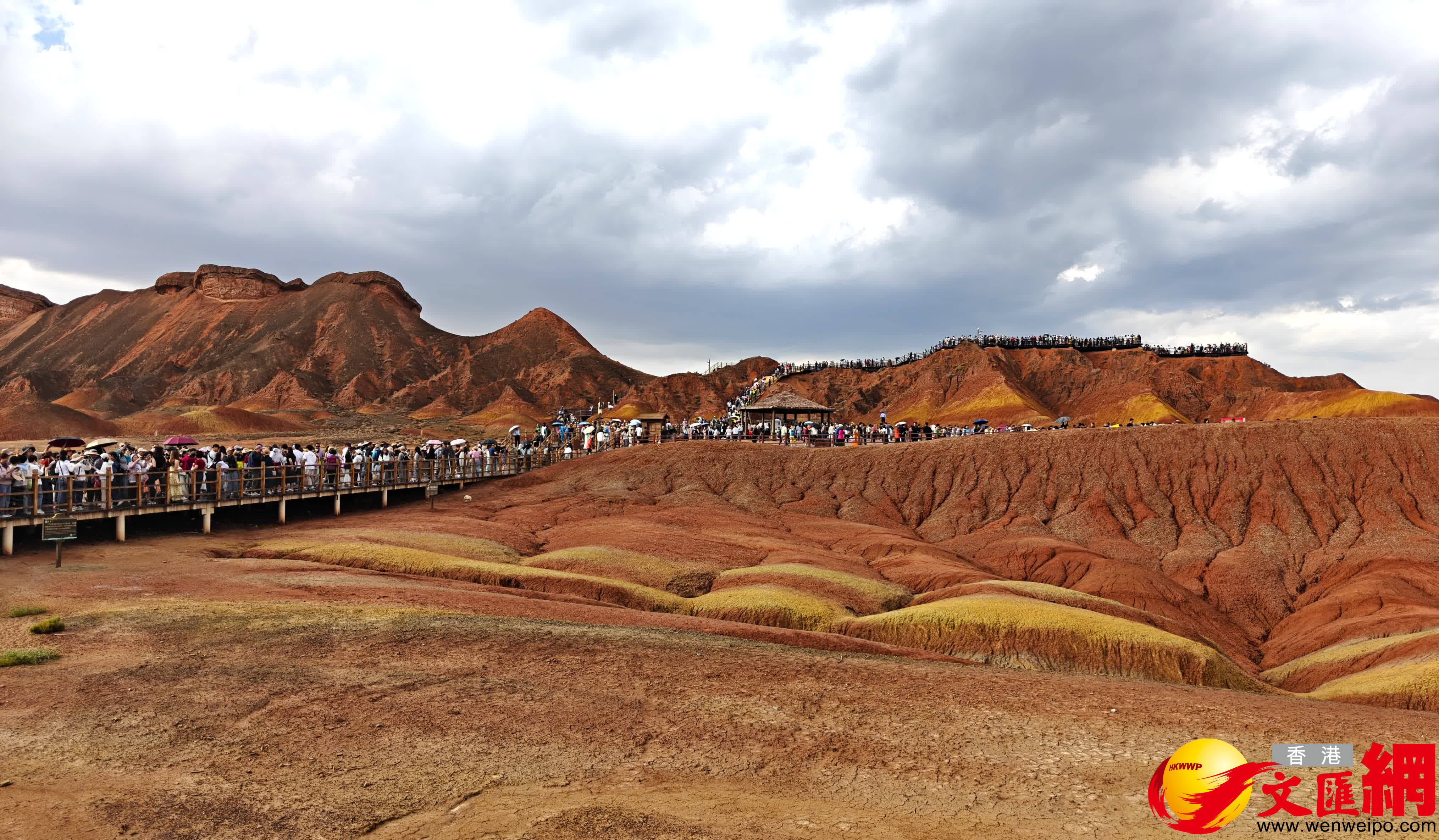 張掖七彩丹霞景區迎來旅遊旺季(記者郭濤 攝) 張掖七彩丹霞景區迎來旅遊旺季(記者郭濤 攝)
