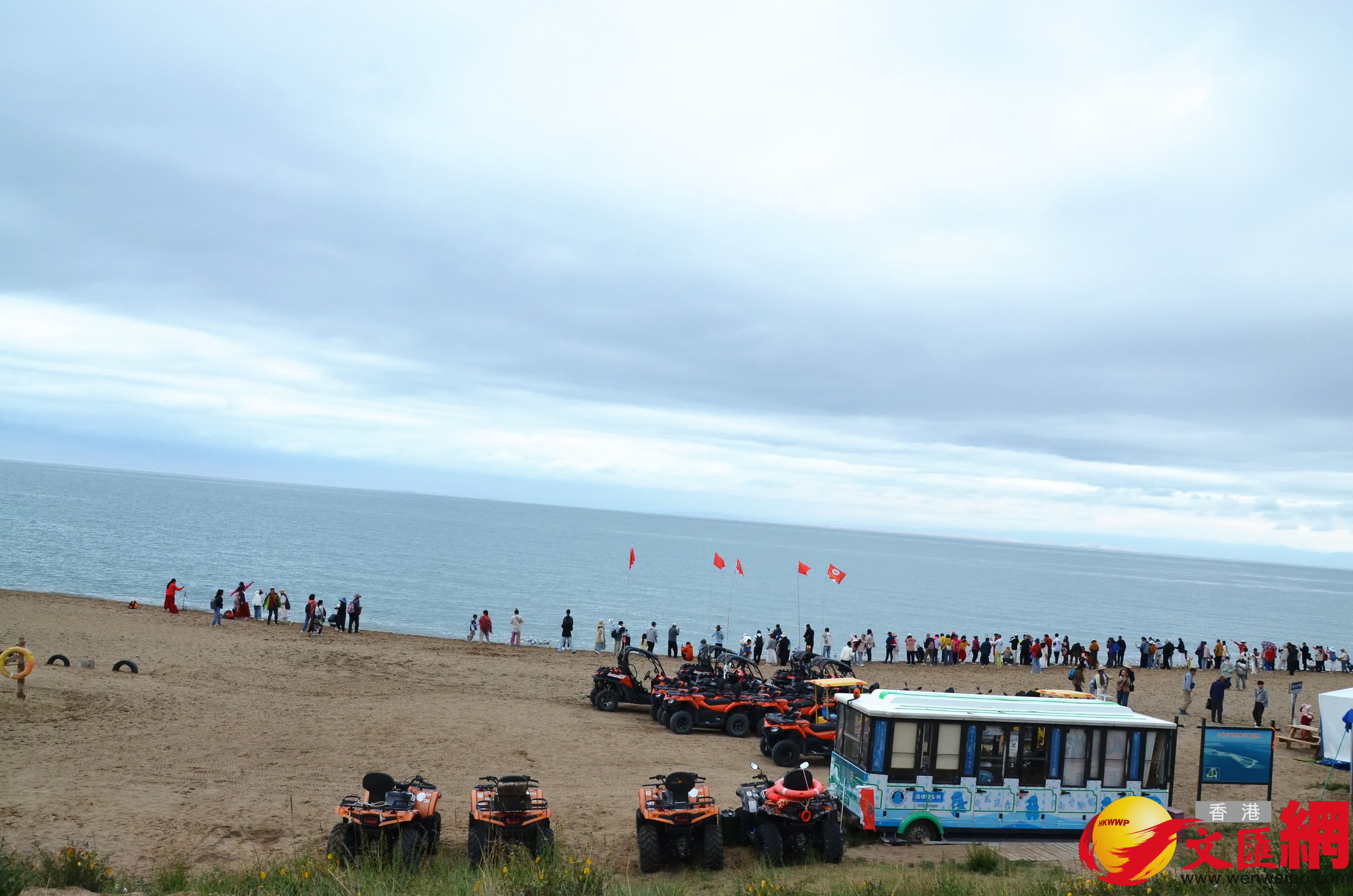 青海湖景區迎來旅遊旺季,遊客眾多。(記者張仕珍 攝) 青海湖景區迎來旅遊旺季,遊客眾多。(記者張仕珍 攝)