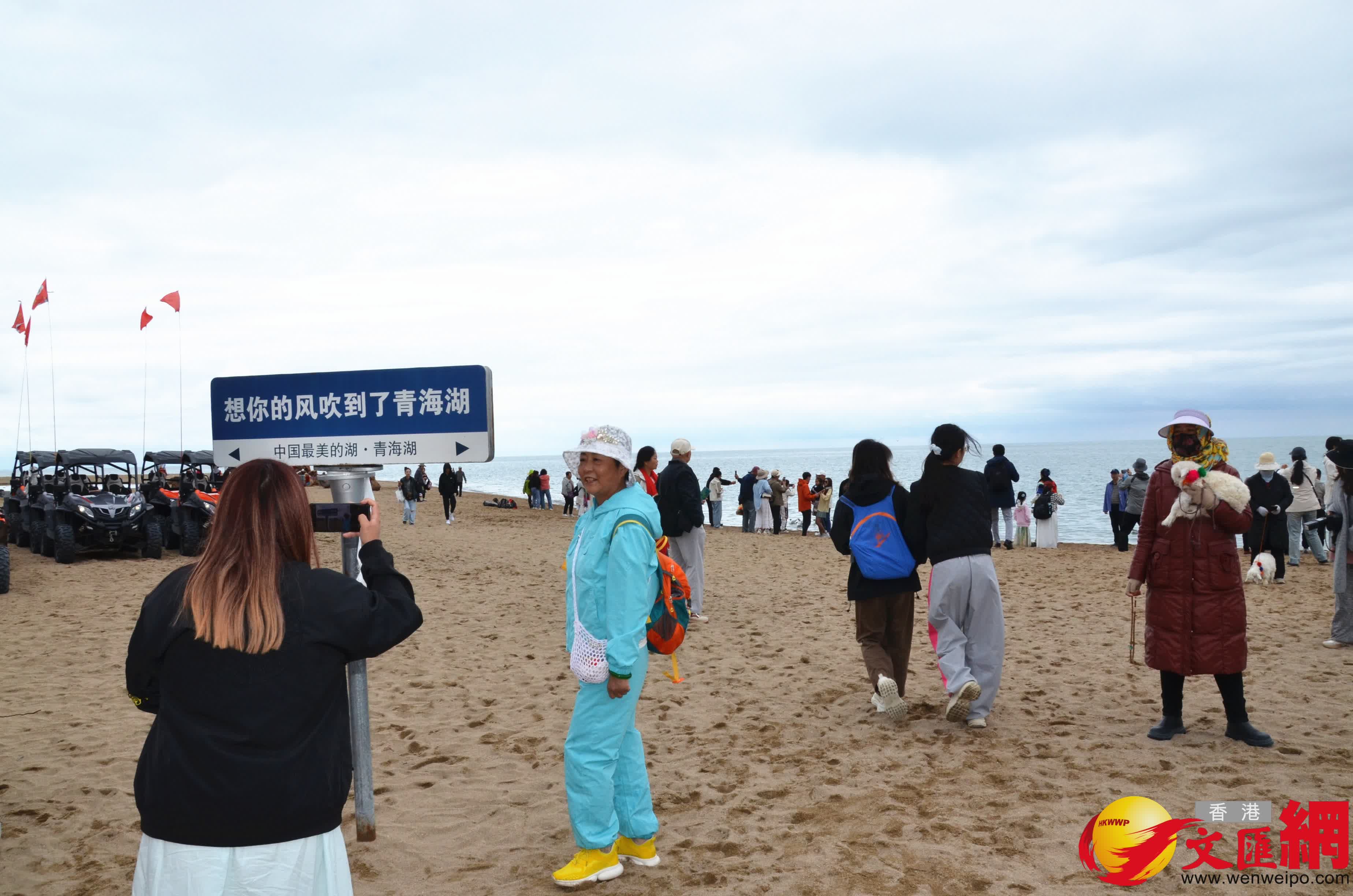 遊客在青海湖景區內拍照留影。(記者張仕珍 攝) 遊客在青海湖景區內拍照留影。(記者張仕珍 攝)