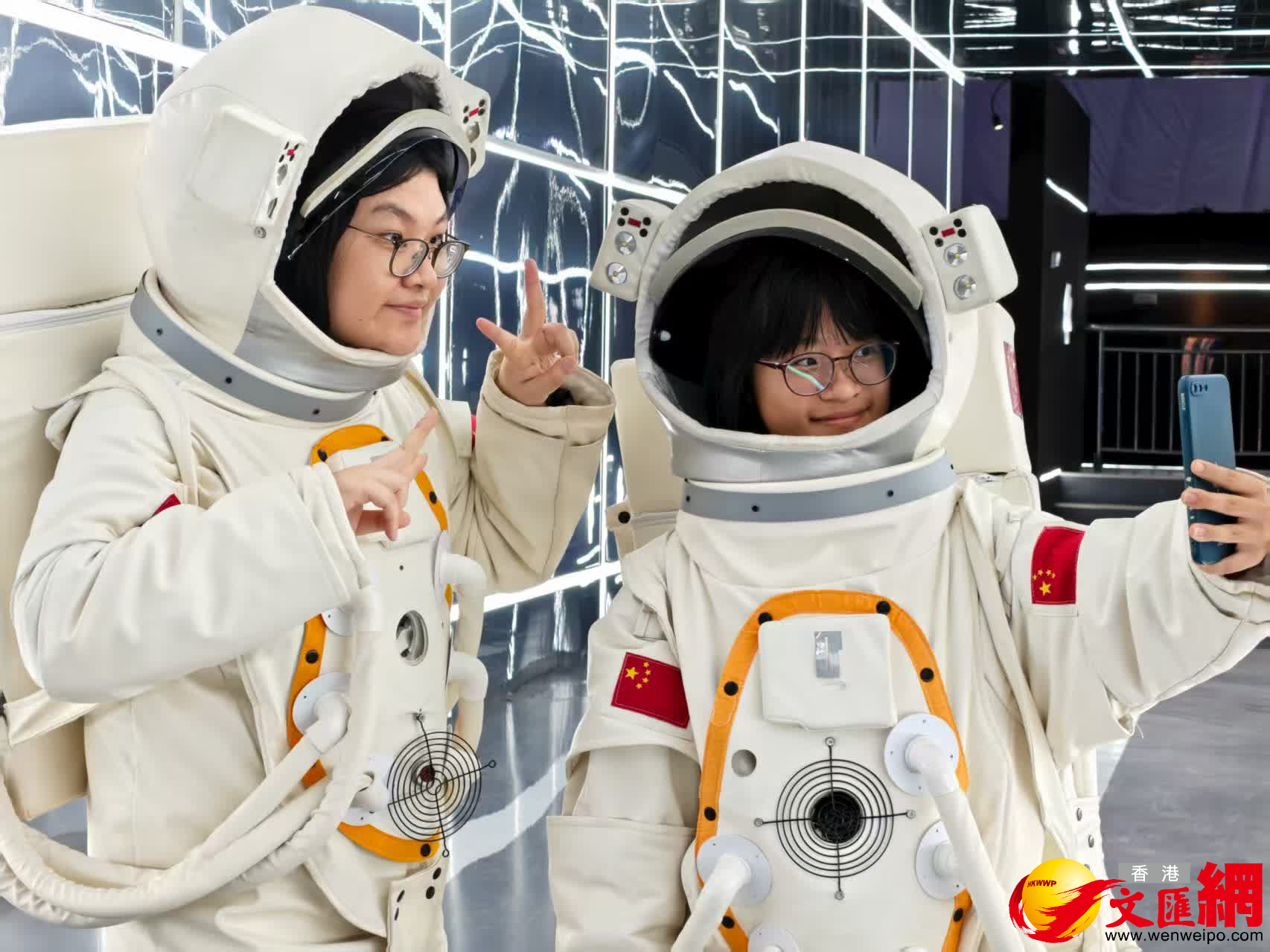 香港青少年在甘肅省金昌火星1號基地感受中國航天發展實力(記者郭濤 攝) 香港青少年在甘肅省金昌火星1號基地感受中國航天發展實力(記者郭濤 攝)