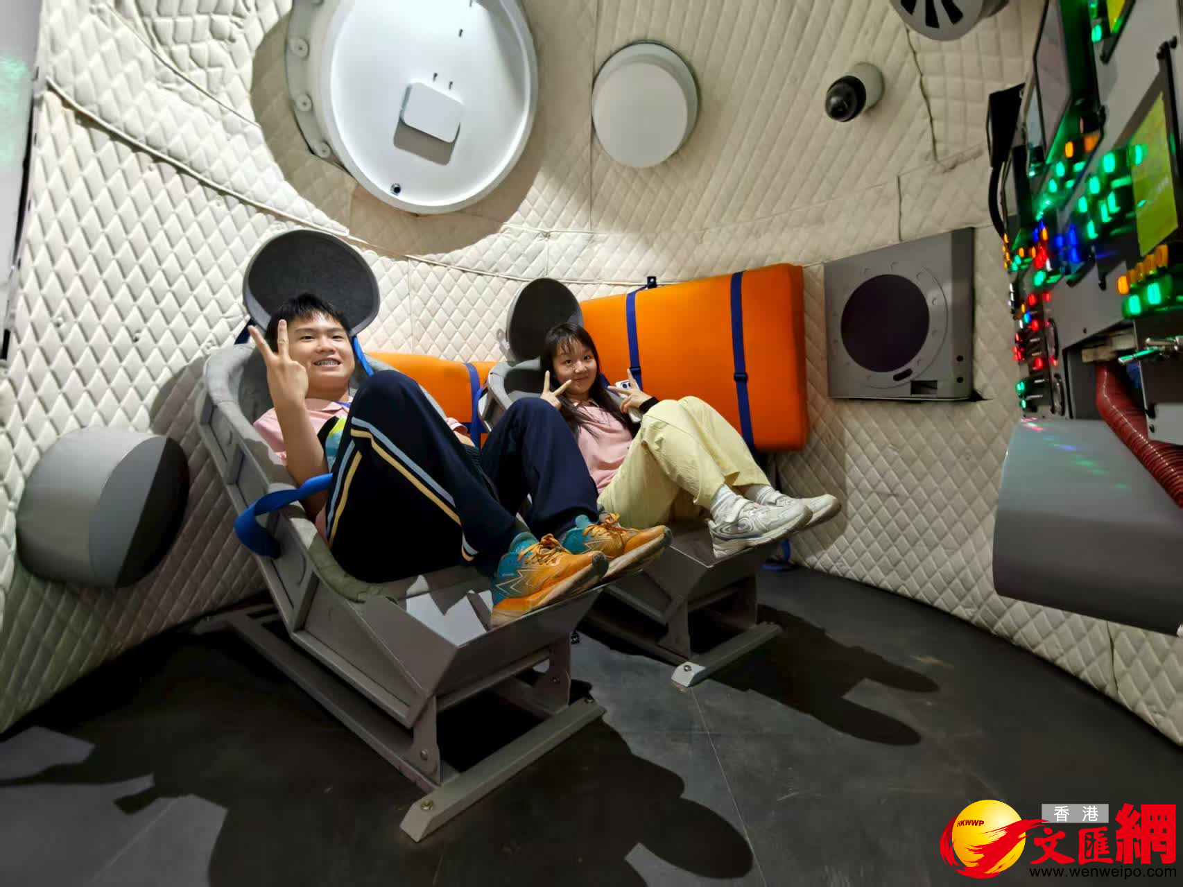 香港青少年在甘肅省金昌火星1號基地感受中國航天發展實力(記者郭濤 攝) 香港青少年在甘肅省金昌火星1號基地感受中國航天發展實力(記者郭濤 攝)