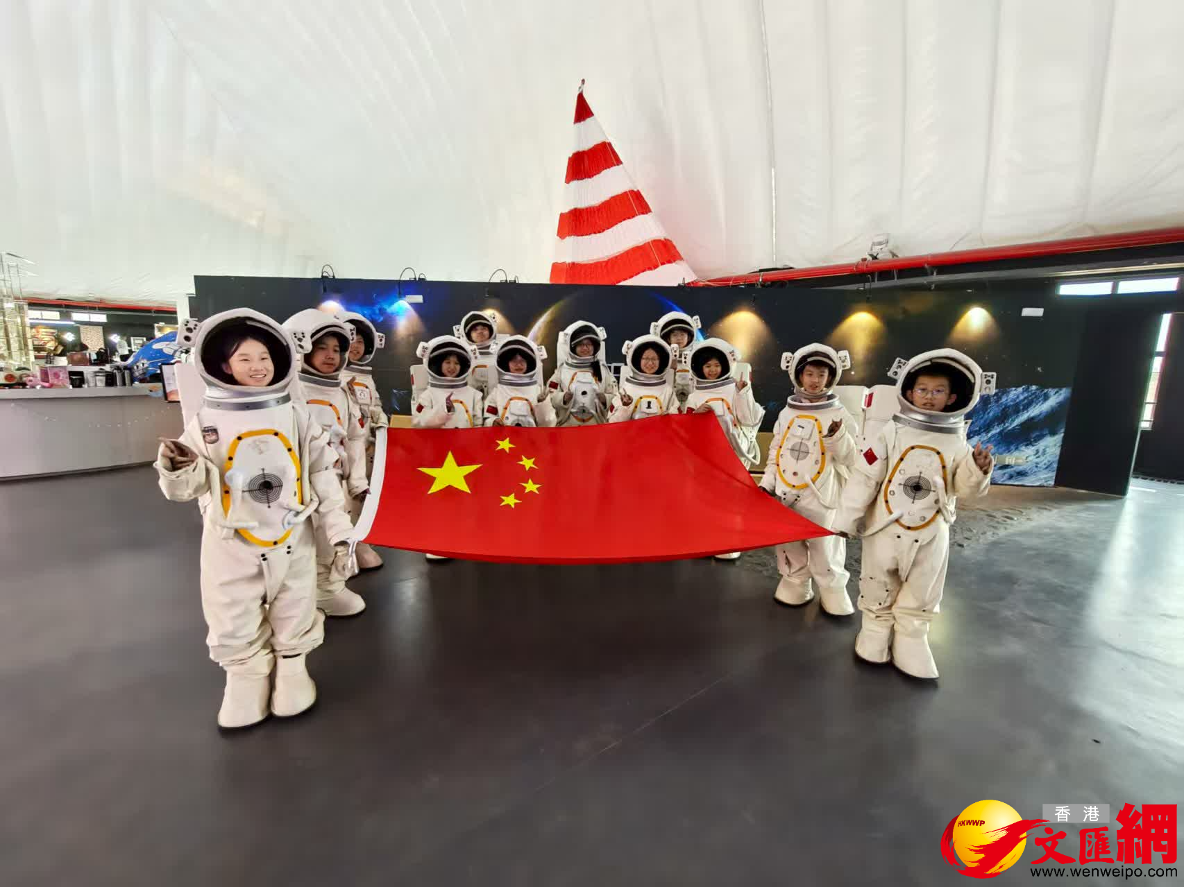 香港青少年在甘肅省金昌火星1號基地感受中國航天發展實力(記者郭濤 攝) 香港青少年在甘肅省金昌火星1號基地感受中國航天發展實力(記者郭濤 攝)