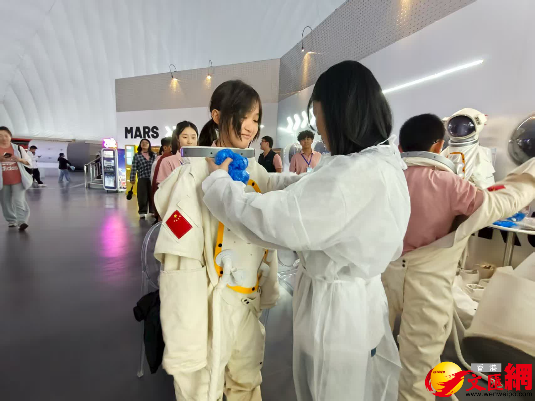 香港青少年在甘肅省金昌火星1號基地感受中國航天發展實力(記者郭濤 攝) 香港青少年在甘肅省金昌火星1號基地感受中國航天發展實力(記者郭濤 攝)