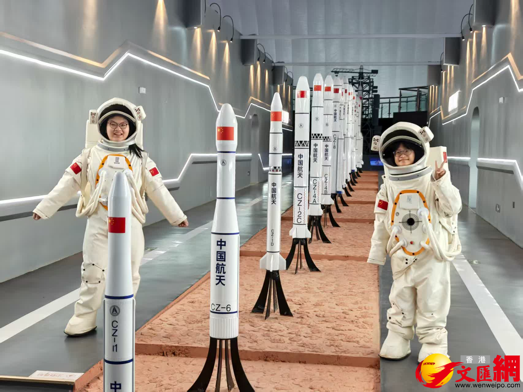 香港青少年在甘肅省金昌火星1號基地感受中國航天發展實力(記者郭濤 攝) 香港青少年在甘肅省金昌火星1號基地感受中國航天發展實力(記者郭濤 攝)