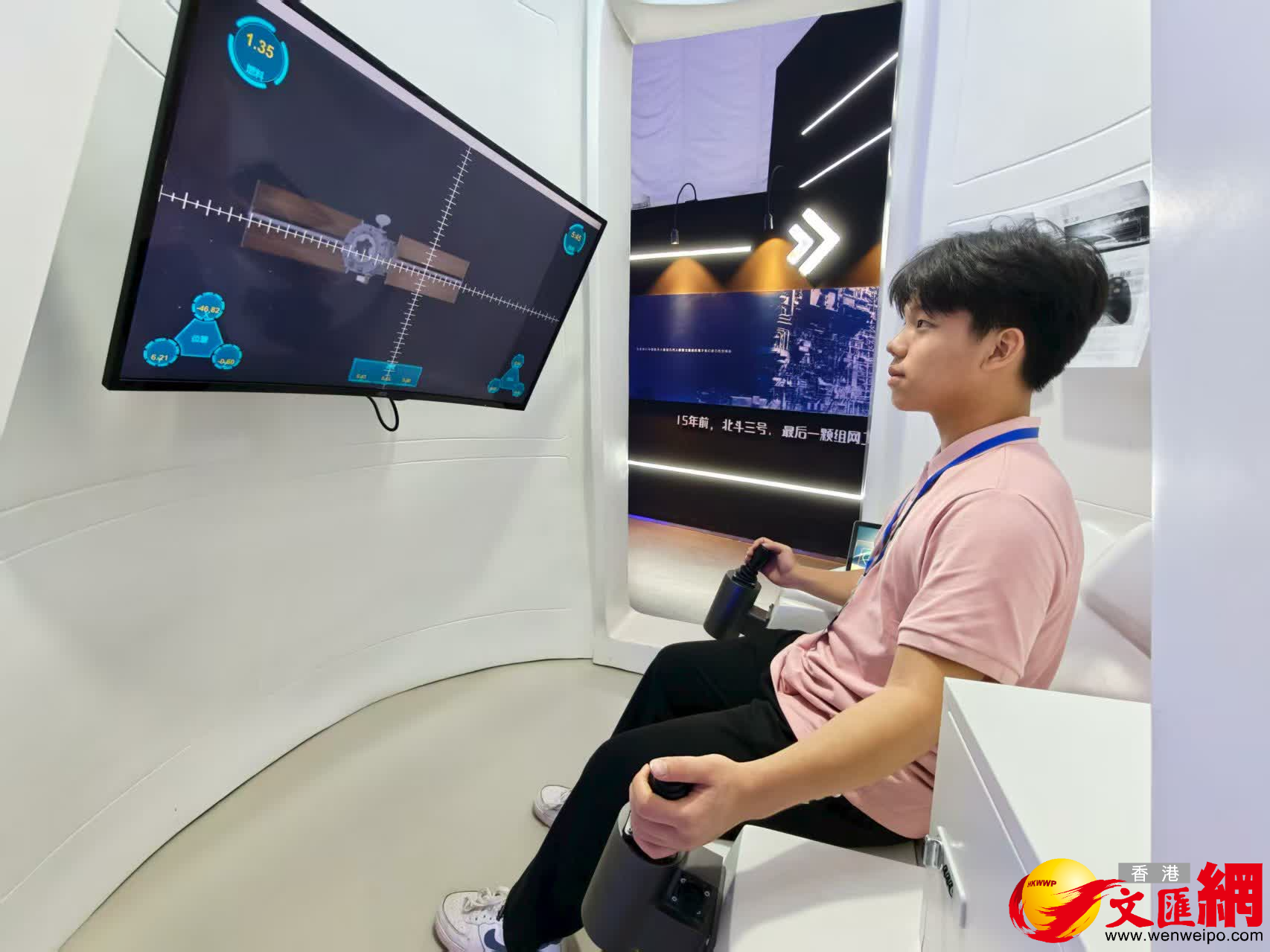 香港青少年在甘肅省金昌火星1號基地感受中國航天發展實力(記者郭濤 攝) 香港青少年在甘肅省金昌火星1號基地感受中國航天發展實力(記者郭濤 攝)