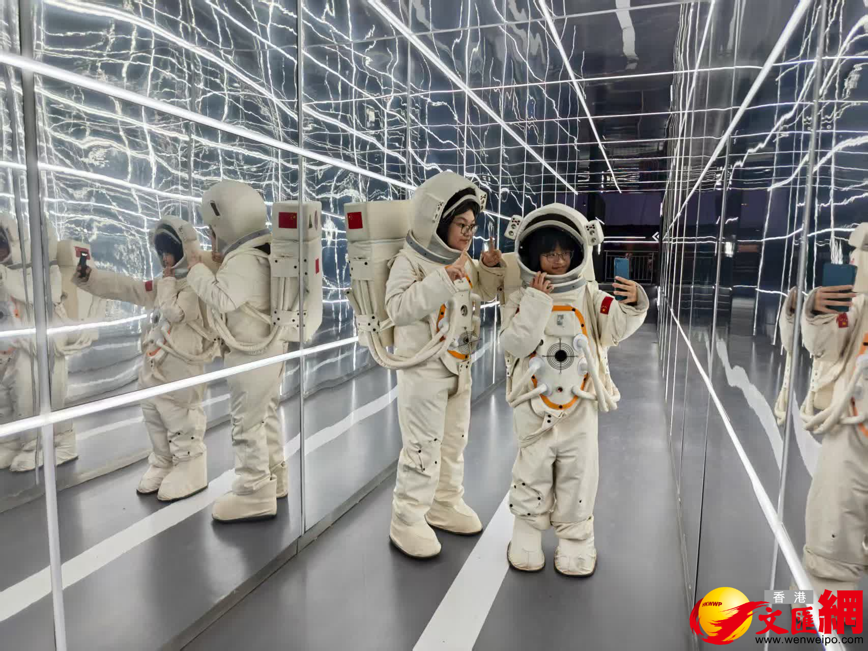 香港青少年在甘肅省金昌火星1號基地感受中國航天發展實力(記者郭濤 攝) 香港青少年在甘肅省金昌火星1號基地感受中國航天發展實力(記者郭濤 攝)