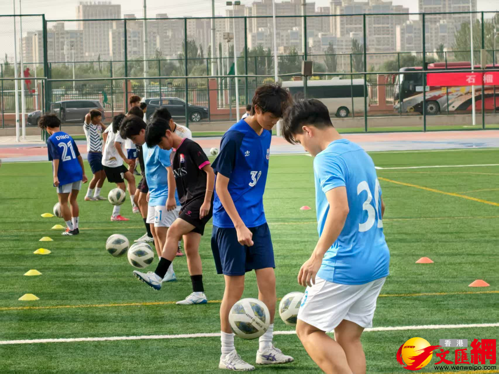 粵港澳疆四地青少年足球技能賽精彩上演。（記者郭濤 攝）