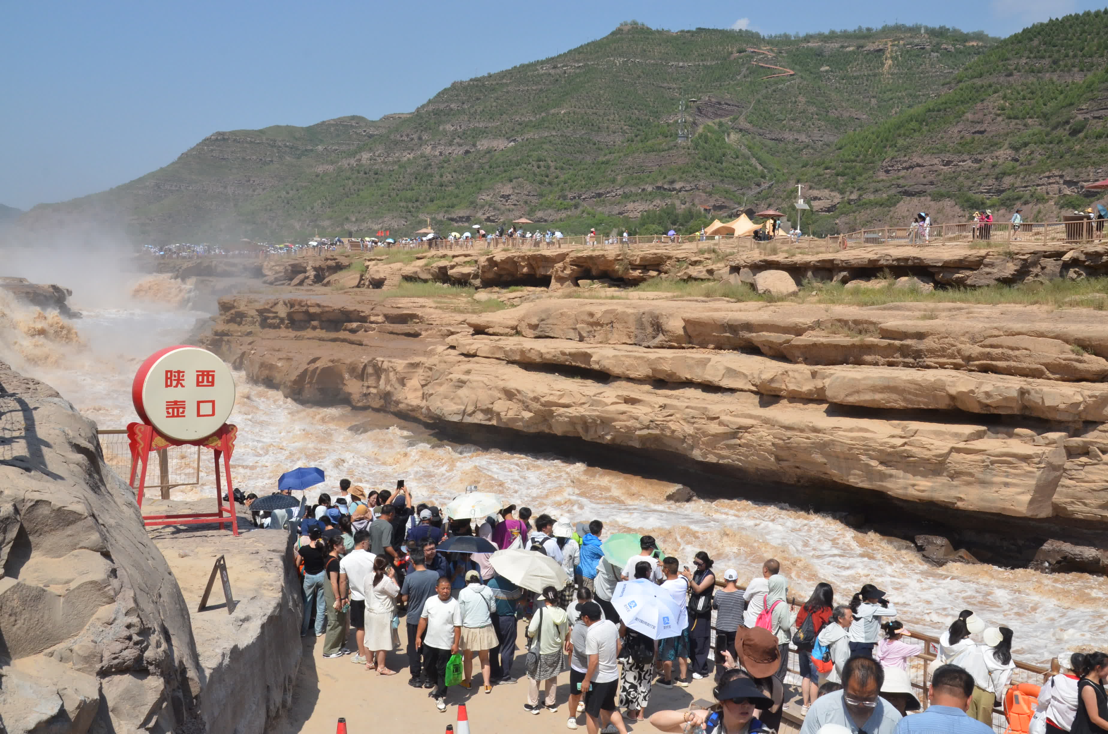 黃河壺口瀑布近日迎來最佳觀賞期，吸引了眾多遊客。（記者張仕珍 攝）